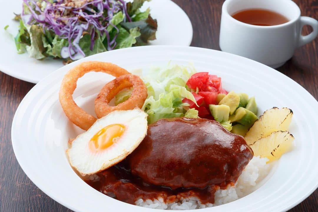 のインスタグラム：「【🌞夏を乗り切る！DONBURIフェア 第四弾🌻】﻿﻿ ﻿ 7月1日（月）～8月31日（土）の期間中、﻿レストラン レジーナのスペシャルランチにボリューム満点のDONBURI（丼）が登場！🍴😋﻿ ﻿ 16日（金）からはロコモコ丼をご提供💁﻿ 自家製ハンバーグに目玉焼き、トマト、アボカド、オニオンリングなど具だくさん！それぞれを味わっても、豪快に混ぜて食べても、どっちもオススメ！ガッツリ食べて夏を乗り切りましょう🕶🌞﻿ ﻿﻿ 🌟Special Lunch🌟980円（税込） ﻿﻿ ﻿﻿ ﻿﻿ 【第4弾】8月16日（金）～8月31日（土）﻿ ロコモコ丼﻿ ﻿﻿ たっぷり彩り野菜サラダ・スープ付き ﻿﻿ ﻿﻿ ◼️レストラン レジーナ﻿﻿ 【LUNCH】11:00～14:30（L.O.14:00） ☎️ご予約・お問い合わせ﻿﻿ 075-371-3370」
