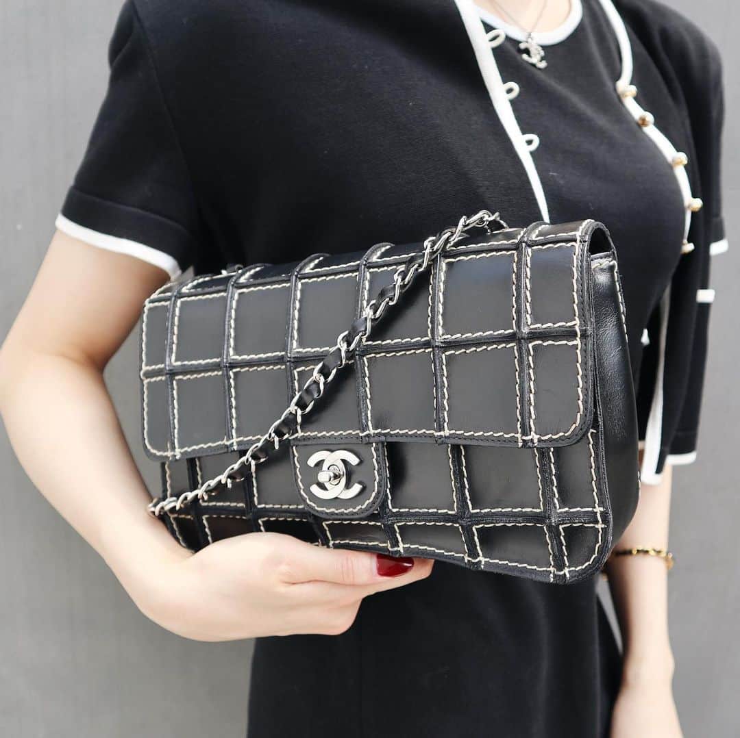 Vintage Brand Boutique AMOREさんのインスタグラム写真 - (Vintage Brand Boutique AMOREInstagram)「Chanel calf skin shoulder bag. ▶︎Free Shipping Worldwide✈️ ≫≫≫ DM for more information 📩 info@amorevintagetokyo.com #AMOREvintage #AMORETOKYO #tokyo #Omotesando #Aoyama #harajuku #vintage #vintageshop #ヴィンテージ #ヴィンテージショップ #アモーレ #アモーレトーキョー #表参道 #青山 #原宿#東京 #chanel #chanelvintage #vintagechanel #ヴィンテージ #シャネル #ヴィンテージシャネル #amoreomotesando #アモーレ表参道」8月19日 17時53分 - amore_tokyo