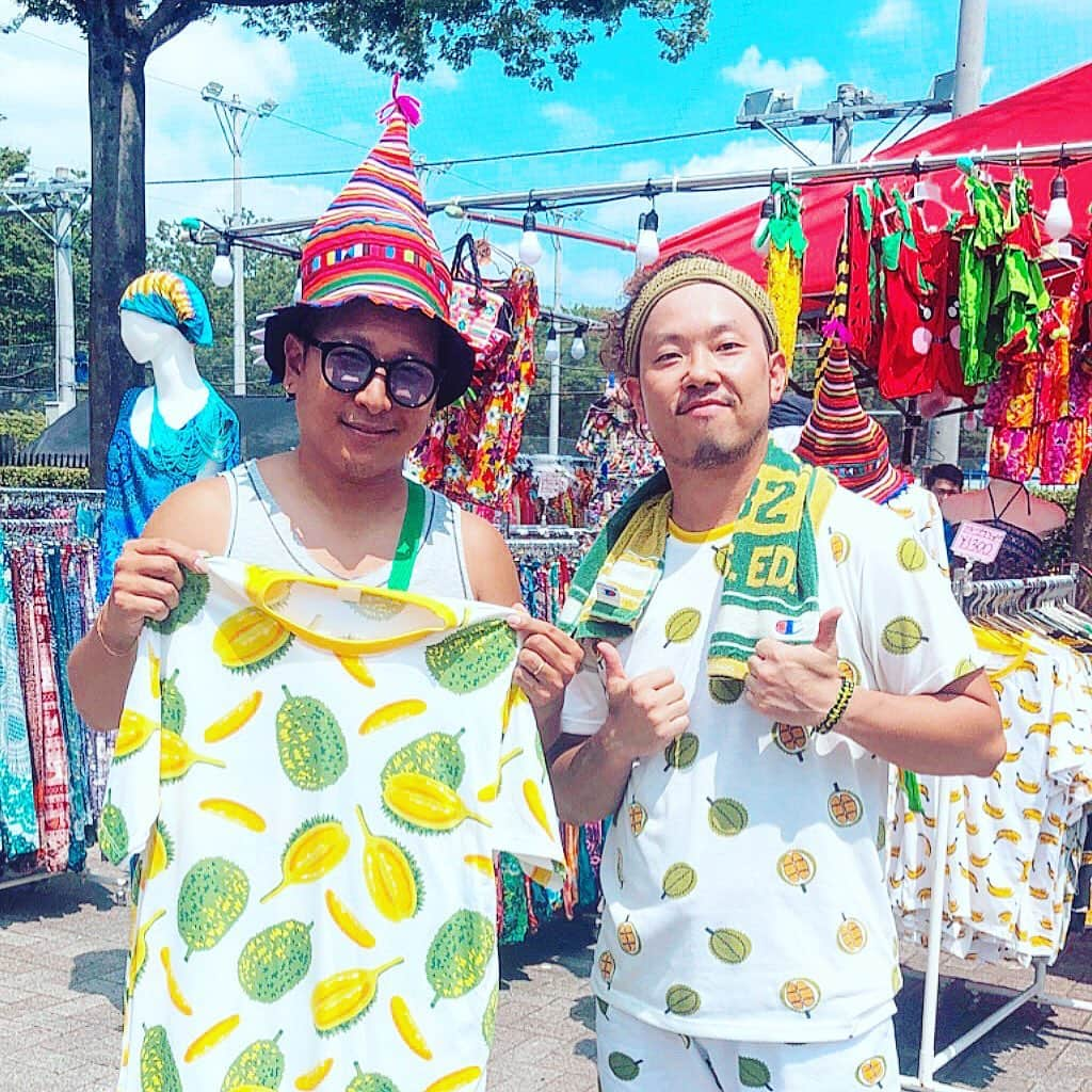 MOCAさんのインスタグラム写真 - (MOCAInstagram)「. . 昨日代々木公園のフェスで 山岳民族の服を販売してる店があって 爆買いしてしもた。。。 . . 無心で選んでた。 . . 前世、山岳民族決定。 . . #山岳民族て何？ #ベリーグッドマン #おしゃれさんと繋がりたい #おしゃれの向こう側 .」8月19日 17時54分 - moca_berrygoodman