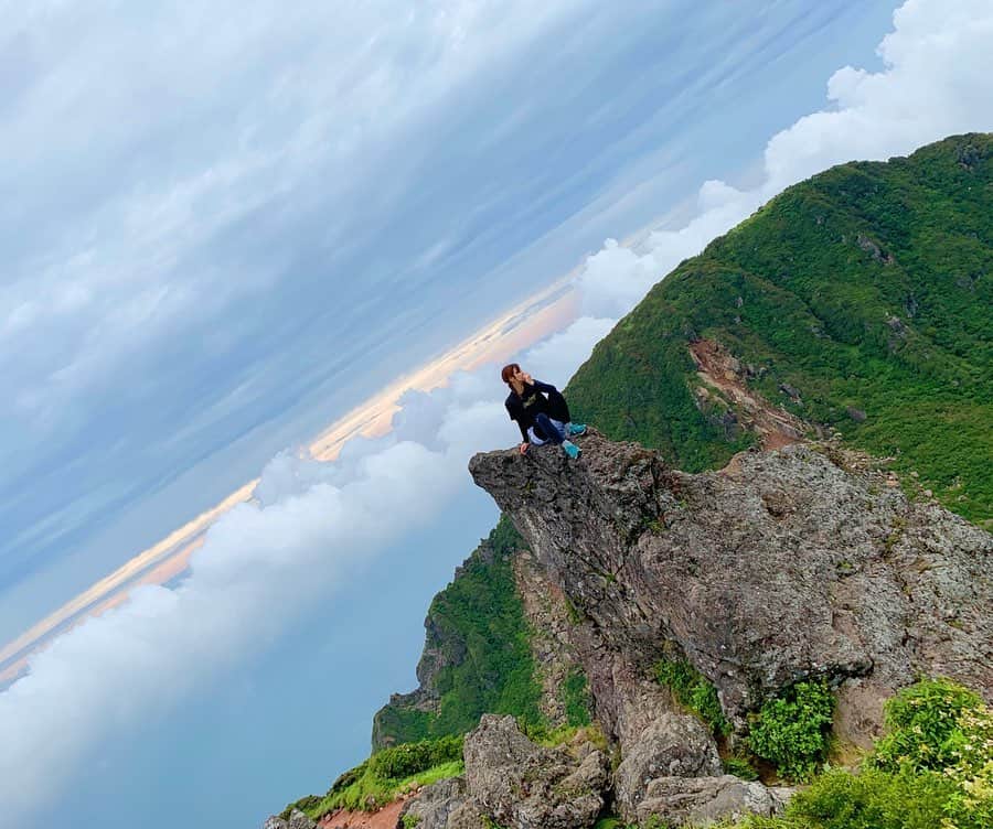 上杉あずさのインスタグラム：「. #由布岳 その② #マチュピチュ もどき #⛰ #🗻 登る姿は不格好だけど 登ってしまえば絶景の独り占め♡♡ でも怖かったああああああ！！！ 体力強化と心臓強化💪🏼💪🏼 あんま天気良くなかったけど☀️☁️ 清々しい気持ち。 命懸けのやんちゃ坊主や #👦🏼 #mountain #mounting #mt #yufu #oita #kyushu #machpicchu #japan #sky #nature #itai #doji #yama #aza #aoi #大分 #九州 #山 #登山 #つかの間の休日 #サクッとお出かけ #仕事より体力使うそんな休み #トレーニング #もはや日々トレーニング #修行中」