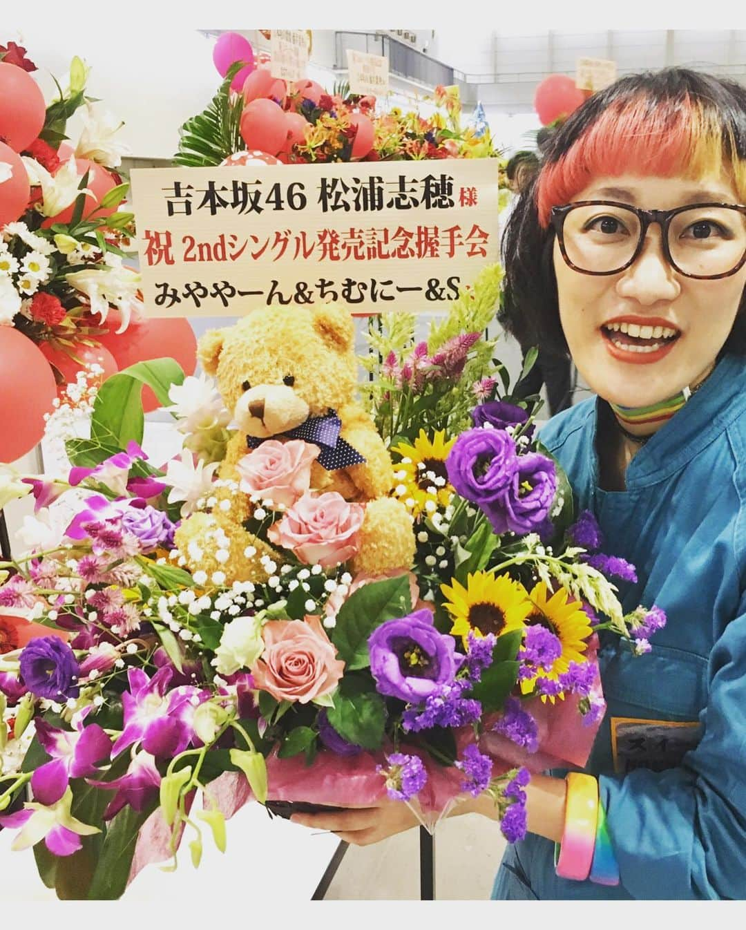 松浦志穂さんのインスタグラム写真 - (松浦志穂Instagram)「2日に渡って心ばかりの一筆お手紙爆余り中🌪でしたが最後の私の希望になってくれたのは全体握手会🤝ペアのレインボー池田。人気者の後輩のお客様に一方的に渡す作戦でーーーーっす✌️✌️池田ファンの子達は皆んな素敵ガール💄でニコニコもらってくれてあっという間に全て無くなりました☺️☺️☺️ありがとう池田っ！！本当にありがとうっ！！何度も来てくれた子には最大3枚くらい渡したけど🤪🤪余った手紙をビリビリに破って京都のゴミ箱に捨てて帰る結末じゃなくて良かった！！ ・ 初めてお花も💐いただいて恥ずかしくなるようなことだけじゃなかった京都です🥺そしてよしこちゃんの愛犬🐶おもちにも初めて会えた🥺爆裂可愛かった🥺💕💕 #吉本坂46 #レインボー池田 #握手会」8月19日 17時49分 - matushiho