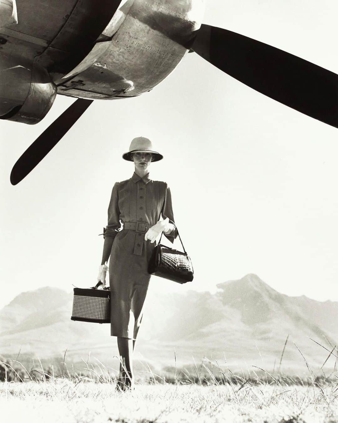 サザビーズさんのインスタグラム写真 - (サザビーズInstagram)「The Art of Travel: Capturing the elegance and romance of jetting off for the summer, #photographer Norman Parkinson snaps his wife Wenda on-location in #Nairobi in 1951. To be offered in our ‘Made in Britain’ #auction in London on 10 September.  #SothebysModBrit #SothebysPhotographs #NormanParkinson #SummerHoliday #OutofOffice」8月19日 17時50分 - sothebys