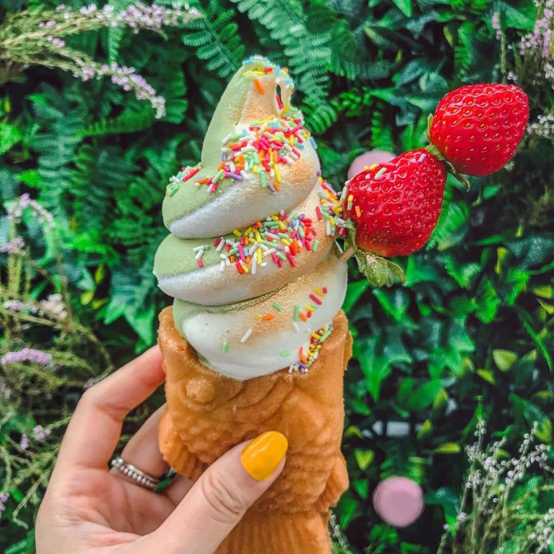 Eat With Steph & Coのインスタグラム：「Something colourful to brighten up your feed on a Monday! Checked out @yakiyaki.ldn yesterday at the @londondessertfestival and this was defo a hit with the crowd. That queue... and this matcha and vanilla soft serve 💖  Were you there yesterday as well? What did you eat from the myriad of desserts on offer? 📷 @vernahungrybanana #invite #dessert #festival #taiyaki #matcha #vanilla #icecream #softserve #japanese #treats #yum #forthegram」