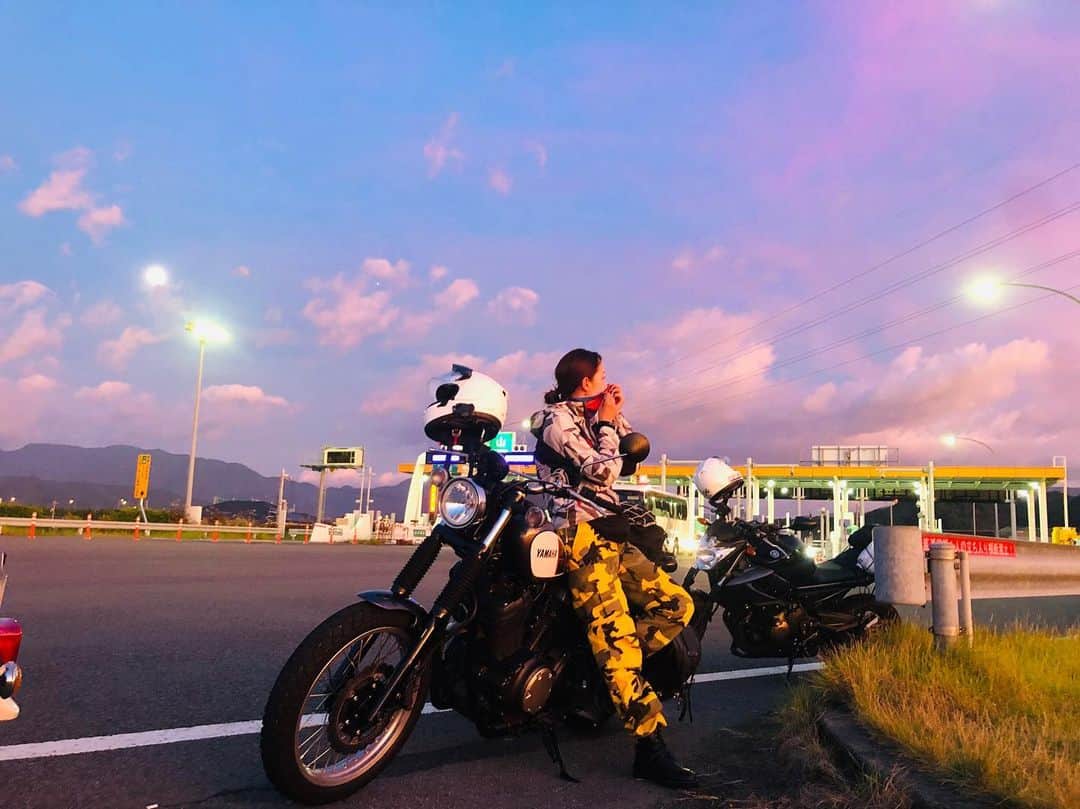 中嶋真緒さんのインスタグラム写真 - (中嶋真緒Instagram)「#819の日  #etc反応しなかった記念  #バイクの日  台風が近づいてか 空の色がピンク色で綺麗でした☺️💕」8月19日 18時02分 - mao.nkjm