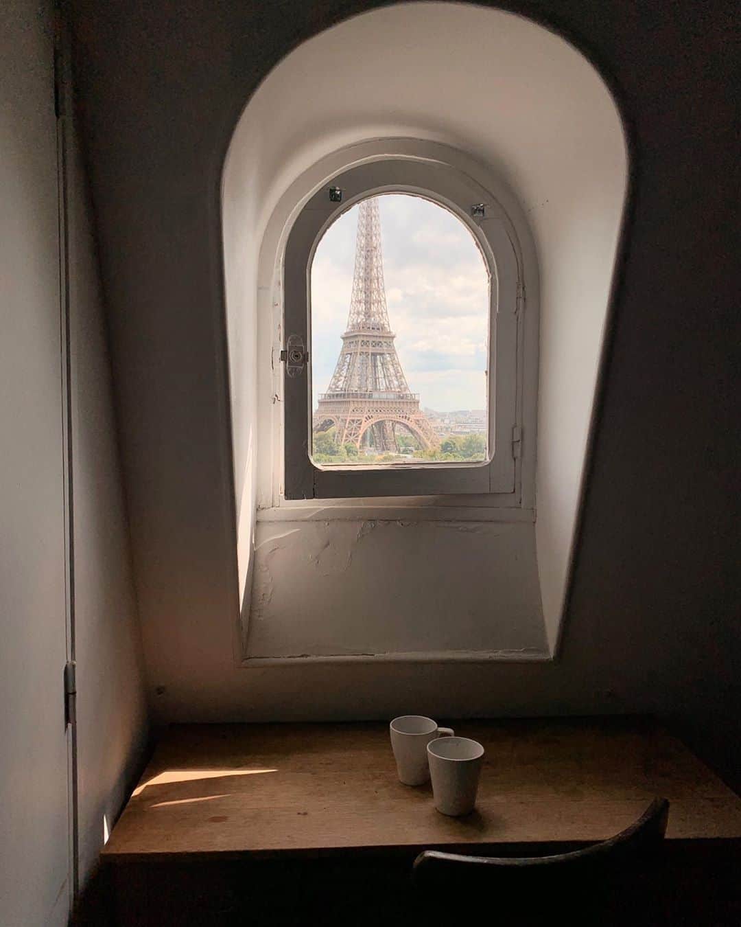 My Little Parisさんのインスタグラム写真 - (My Little ParisInstagram)「Lucarne bien orientée. 🇬🇧: Small window with the best view. ( © 📸 @avecmar)」8月19日 18時03分 - mylittleparis