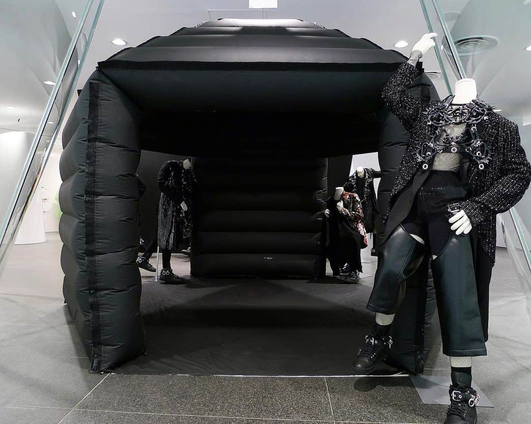 コム・デ・ギャルソンさんのインスタグラム写真 - (コム・デ・ギャルソンInstagram)「HP installation at CDG  Aoyama by Rei Kawakubo」8月19日 17時55分 - commedesgarcons