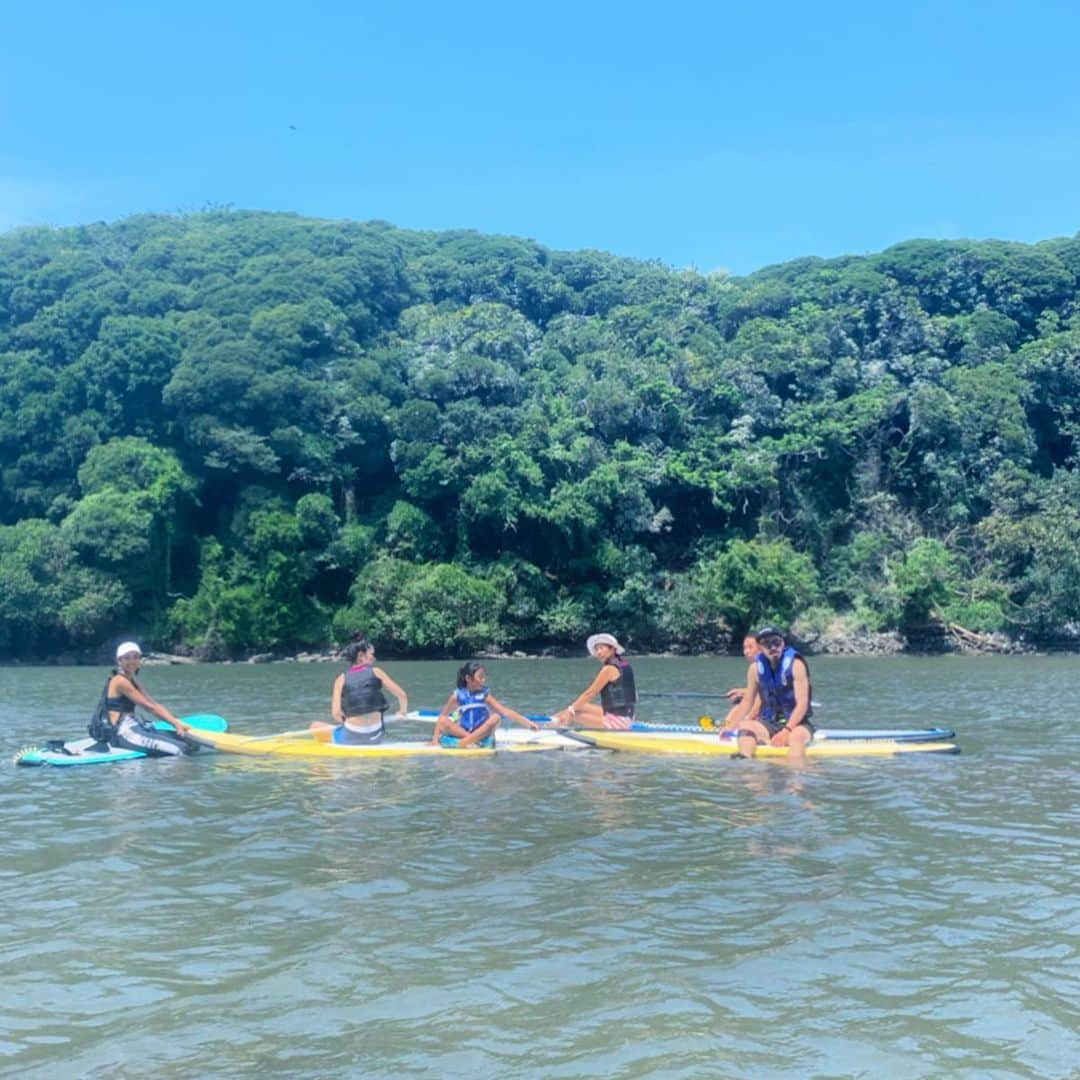 高松いくさんのインスタグラム写真 - (高松いくInstagram)「🌊🙌インストラクター家族参観日🙌🌳 2019/8/17 家族にも！！私達の大好きな世界や仕事を、実際に、 目で見て、肌で感じ、楽しんでもらいたい！そして安心してもらいたい。 こんな想いで、、ご招待しました🍀 まずは午前中🏄‍♂️ ライフセーバー&Supインストラクターという頼もしく可愛いSAEちゃん @saegoeson のご家族を Supツアーへご案内させて頂きました😆❤️ ほんっとうにパワフル‼️ SAEちゃんの根っからの笑顔と溢れ出てくるユニークな表現、サッパリとでも親身に人と関われる人間性、指導力は、 ご家族との時間で染み込んだものなのだと、 実感しました😊 海って、本来の自分がむき出しになる場所だと感じていて、格好も付けていられないし、 素にならざるを得なくて、 弱さも出るし、強さも出る！ その環境の中で、 海のパートナーSAEちゃんのご家族と、 自分の家族と一緒の時間をご家族と過ごせた事が、物凄く幸せで一生忘れたくない記憶になりました。 貴重なお時間を作って、 ご参加下さった、SAEちゃんご家族の皆様。心から「ありがとうございます❤️」 感謝致しますm(_ _)m これからも！！！ お客様だけでなく！！ 大切な人には大切な人がいる事を改めて、心に。みーーーなさんの笑顔が海で輝き、 その笑顔が、家に戻った時にご家族に伝染するような、Supツアーを目指したい！！！ そう改めて強く思いました。  来週24日土曜日は さえ先生とこの夏最後の 『三崎Supツアー』になります！！ 全力で楽しんで頑張ろう🙌 さえちゃん❤️ ご家族の皆さま❤️ 本当に本当にありがとうございました‼️ その後には、BBQ🍖と花火😍🎆✨ 楽しかったーーー╰(*´︶`*)╯✨ 引き続き、 素敵な夏になりますように・・・🙏 #家族参観日  #海の上 で #大切な人  #家族 と #心解放  #笑う場所  #冒険 #海 #sea #sae #海の子 #天気の子  #スタンドアップパドル  #sup #standuppaddle #cruising #trip #tour #family #openheart #keen」8月19日 18時00分 - iku_takamatsu_trip_sup_yoga