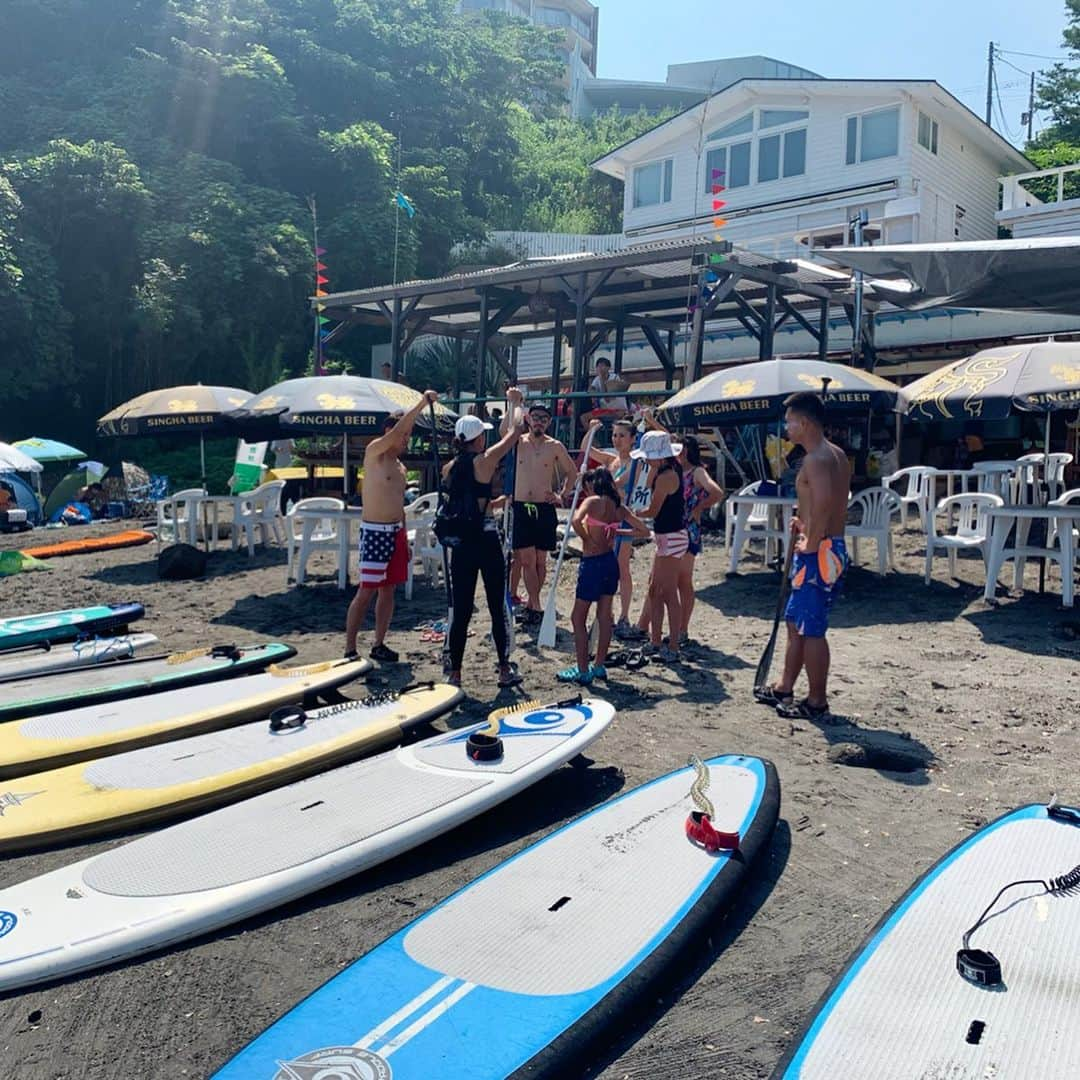 高松いくさんのインスタグラム写真 - (高松いくInstagram)「🌊🙌インストラクター家族参観日🙌🌳 2019/8/17 家族にも！！私達の大好きな世界や仕事を、実際に、 目で見て、肌で感じ、楽しんでもらいたい！そして安心してもらいたい。 こんな想いで、、ご招待しました🍀 まずは午前中🏄‍♂️ ライフセーバー&Supインストラクターという頼もしく可愛いSAEちゃん @saegoeson のご家族を Supツアーへご案内させて頂きました😆❤️ ほんっとうにパワフル‼️ SAEちゃんの根っからの笑顔と溢れ出てくるユニークな表現、サッパリとでも親身に人と関われる人間性、指導力は、 ご家族との時間で染み込んだものなのだと、 実感しました😊 海って、本来の自分がむき出しになる場所だと感じていて、格好も付けていられないし、 素にならざるを得なくて、 弱さも出るし、強さも出る！ その環境の中で、 海のパートナーSAEちゃんのご家族と、 自分の家族と一緒の時間をご家族と過ごせた事が、物凄く幸せで一生忘れたくない記憶になりました。 貴重なお時間を作って、 ご参加下さった、SAEちゃんご家族の皆様。心から「ありがとうございます❤️」 感謝致しますm(_ _)m これからも！！！ お客様だけでなく！！ 大切な人には大切な人がいる事を改めて、心に。みーーーなさんの笑顔が海で輝き、 その笑顔が、家に戻った時にご家族に伝染するような、Supツアーを目指したい！！！ そう改めて強く思いました。  来週24日土曜日は さえ先生とこの夏最後の 『三崎Supツアー』になります！！ 全力で楽しんで頑張ろう🙌 さえちゃん❤️ ご家族の皆さま❤️ 本当に本当にありがとうございました‼️ その後には、BBQ🍖と花火😍🎆✨ 楽しかったーーー╰(*´︶`*)╯✨ 引き続き、 素敵な夏になりますように・・・🙏 #家族参観日  #海の上 で #大切な人  #家族 と #心解放  #笑う場所  #冒険 #海 #sea #sae #海の子 #天気の子  #スタンドアップパドル  #sup #standuppaddle #cruising #trip #tour #family #openheart #keen」8月19日 18時00分 - iku_takamatsu_trip_sup_yoga