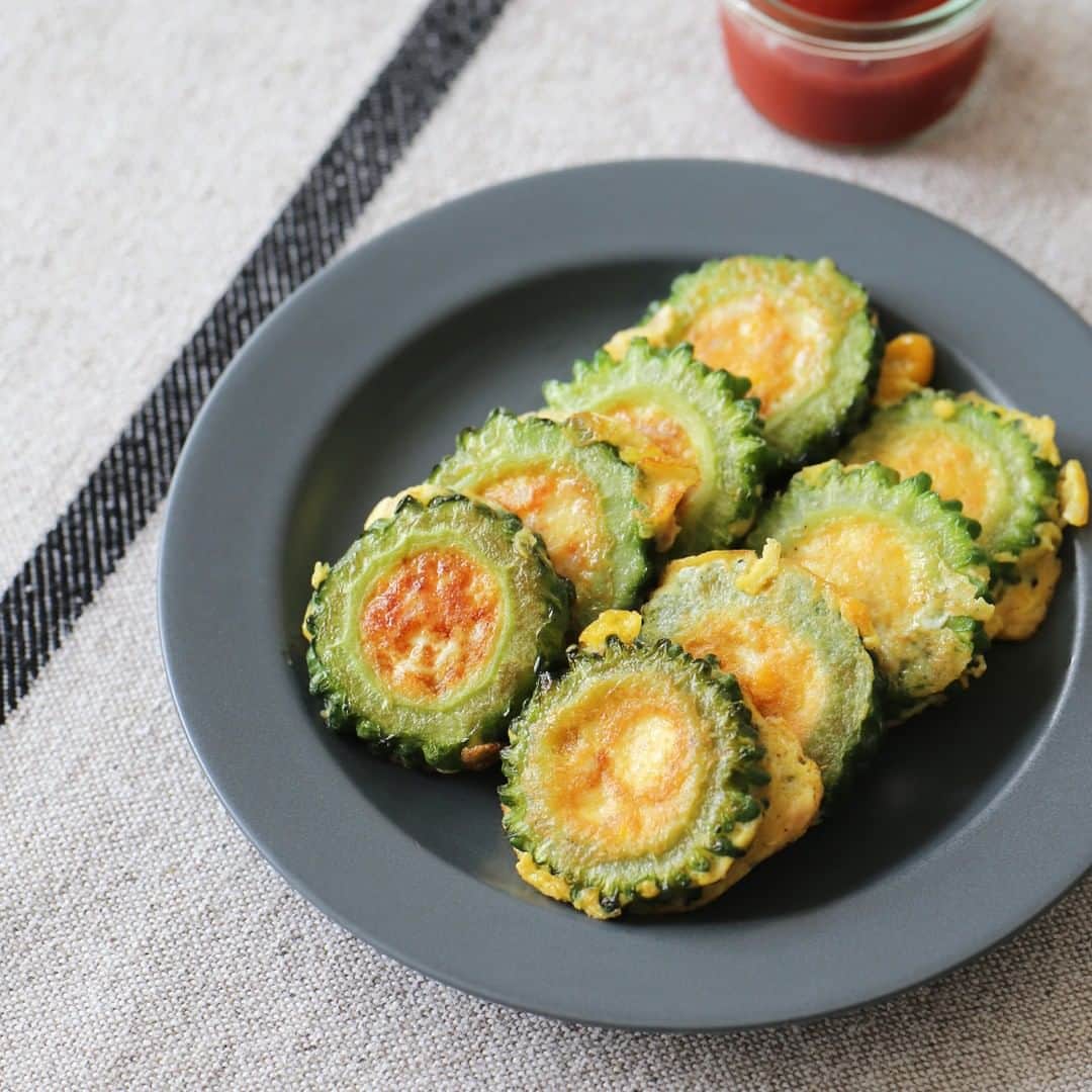 のインスタグラム：「【KOZブログ】 今日は夏野菜といえば！の、ゴーヤを使った#KOZレシピ をご紹介です～！ 簡単美味しくてお花のような見た目が可愛いゴーヤのオムレツ。お弁当のおかずにも是非どうぞ♪ . ◎KOZブログは当店トップページのバナーorプロフィールのURLからどうぞ。 ▶︎ @kozlife_tokyo . #KOZLIFE #japan #LoveFoodLoveLife#Interior #instahome #instagood #recipe #instajapan #instafood #foodstagram #foodlover #delistagrammer #cookingram #kitchen #Enaプレート #キッチン #クッキングラム #KOZレシピ #レシピ #和食 #和食レシピ #ゴーヤ #夏野菜 #オムレツ #お家ごはん #料理上手になりたい #料理勉強中」