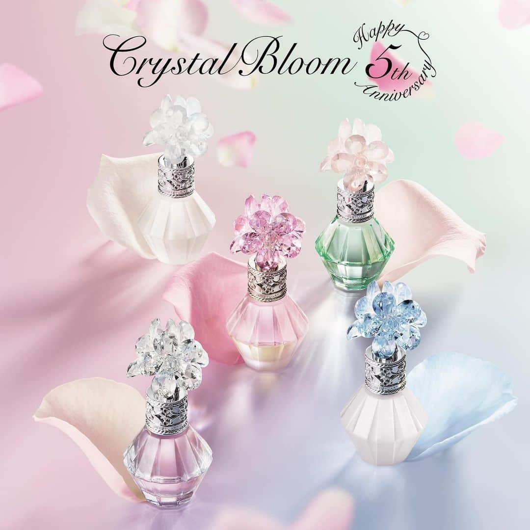 JILLSTUART BEAUTYさんのインスタグラム写真 - (JILLSTUART BEAUTYInstagram)「JILL STUART Crystal Bloom Beloved Charm fragrance limited items . 9月6(金)発売 ～Crystal Bloom～ Crystal Bloom eau de parfum selection . クリスタルブルームが誕生して5年。 . 5つの香りをつめ込んだ5周年だけの 特別なクリスタルブルームセレクションが発売。 . 限定の香りや人気の香りを一度に楽しめる オードパルファン セレクションをチェックして。 . #JILLSTUART #JILLSTUARTBeauty #crystalbloom #クリスタルブルーム5th #クリスタルブルームオードパルファンセレクション #クリスタルブルーム #ビーラブドチャーム #スノー #ブリスフルブリーズ #サムシングピュアブルー #フレグランス #オードパルファン #香水」8月19日 18時00分 - jillstuartbeauty