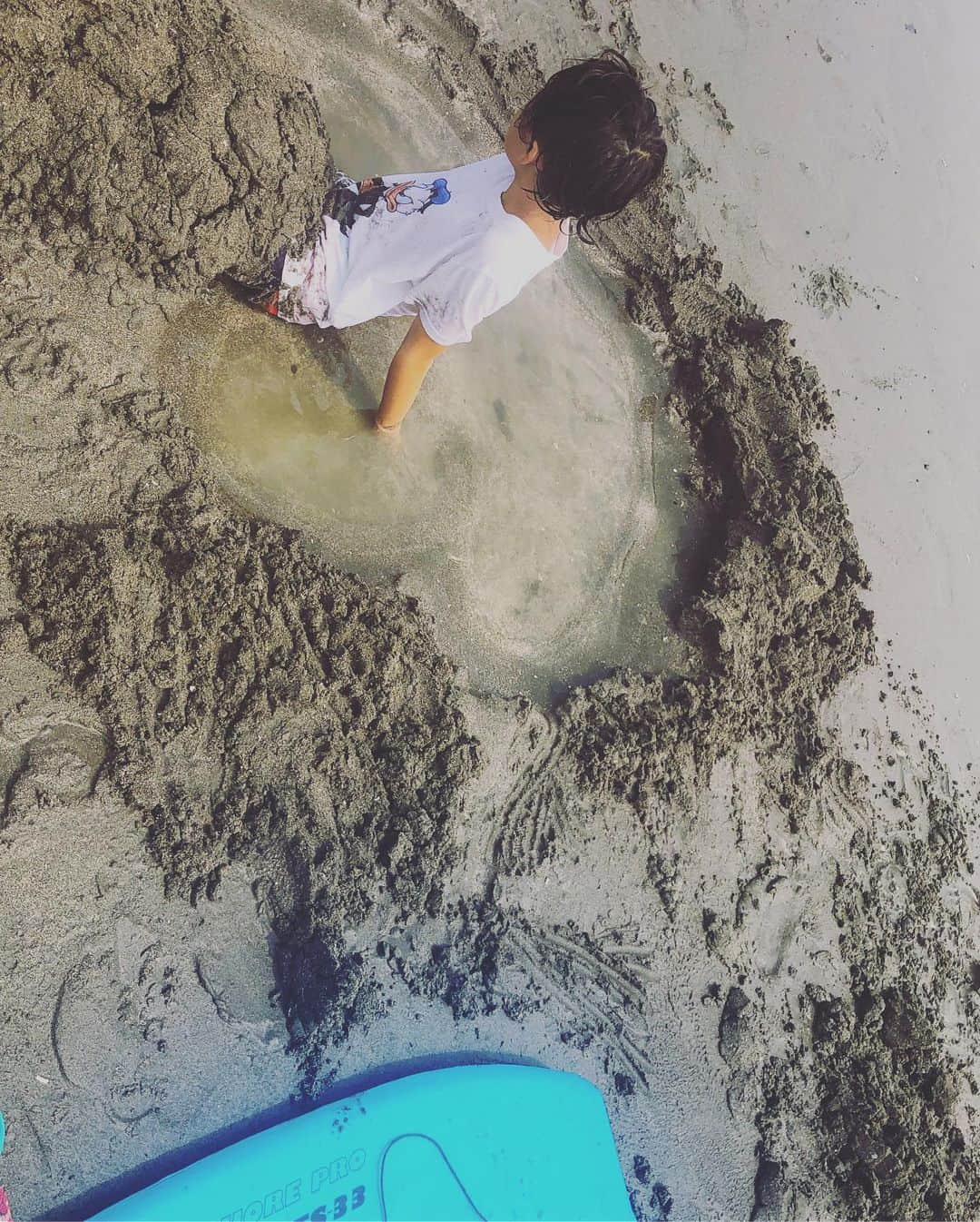 難波サキさんのインスタグラム写真 - (難波サキInstagram)「あ〜 ぁ〜 夏休みっ🏖 日本の海 暑過ぎ！！ Jさんは ボディボード満喫🏄‍♂️ サーフィン二回で ボディボード初でけど 中々いい感じにできてた👌🏽 海行くかも？だったから一応水着 持ってきててよかったね✨ 少しの滞在だったから ママは水着着ずにカメラマン。 ・ パパイヤっていう海の家のご飯が 美味しすぎて…ところてん二回おかわり👅 ついついシュールな ムービー😳 ところてんの青海苔ついたまま気付かず… Jのボディボードムービーカメラマンしてた（笑） ・ ボディボードの後は砂遊びどろんこ〜 何歳までやるんだろう？ 毎年海いったら必ず 穴掘り出す🕳 そして自分からだれかを砂固めしてる🤣 ・ 帰り道に しぶ〜いお店でアイスを食べて… あついあついと連呼しながら夏感じた一日。 滞在時間 たぶん 二時間（笑） 大人たちはヘトヘトで誰よりもタフなJさんでした🔥 #ぼくの夏休み#疲れ知らず #ボディーボード 目覚めたかな #海の家パパイヤ#ところてん大好き  #由比ヶ浜 今年も最初で最後（笑） #日本の夏 グアムよりハワイより暑い🥵 #男の子ママ タフ過ぎてエネルギーもたん🥵」8月19日 18時01分 - sakinanba