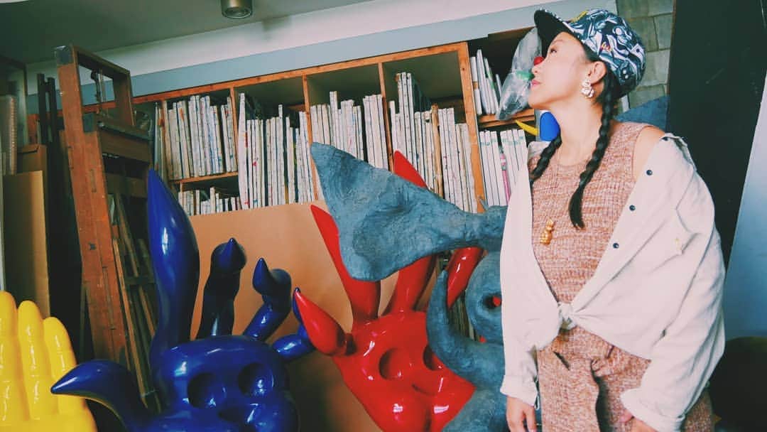 COMA-CHIのインスタグラム：「Official interview by @playtaro 岡本太郎記念館でのインタビュー第1弾が公開されました！ @playtaro のサイトからチェックしてみてね☆ ➡️ http://playtaro.com/blog/2019/08/19/coma-chi1/ ・ 関係者しか立ち入る事の出来ない、アトリエの2階にて、太郎さんの生き霊を感じながら(笑)答えるインタビューは、自然に縄文バイブスが溢れてきました🤣 ・ 館長の平野さんの情熱、エネルギーも最高でした☆ お誘いありがとうございました🙏」