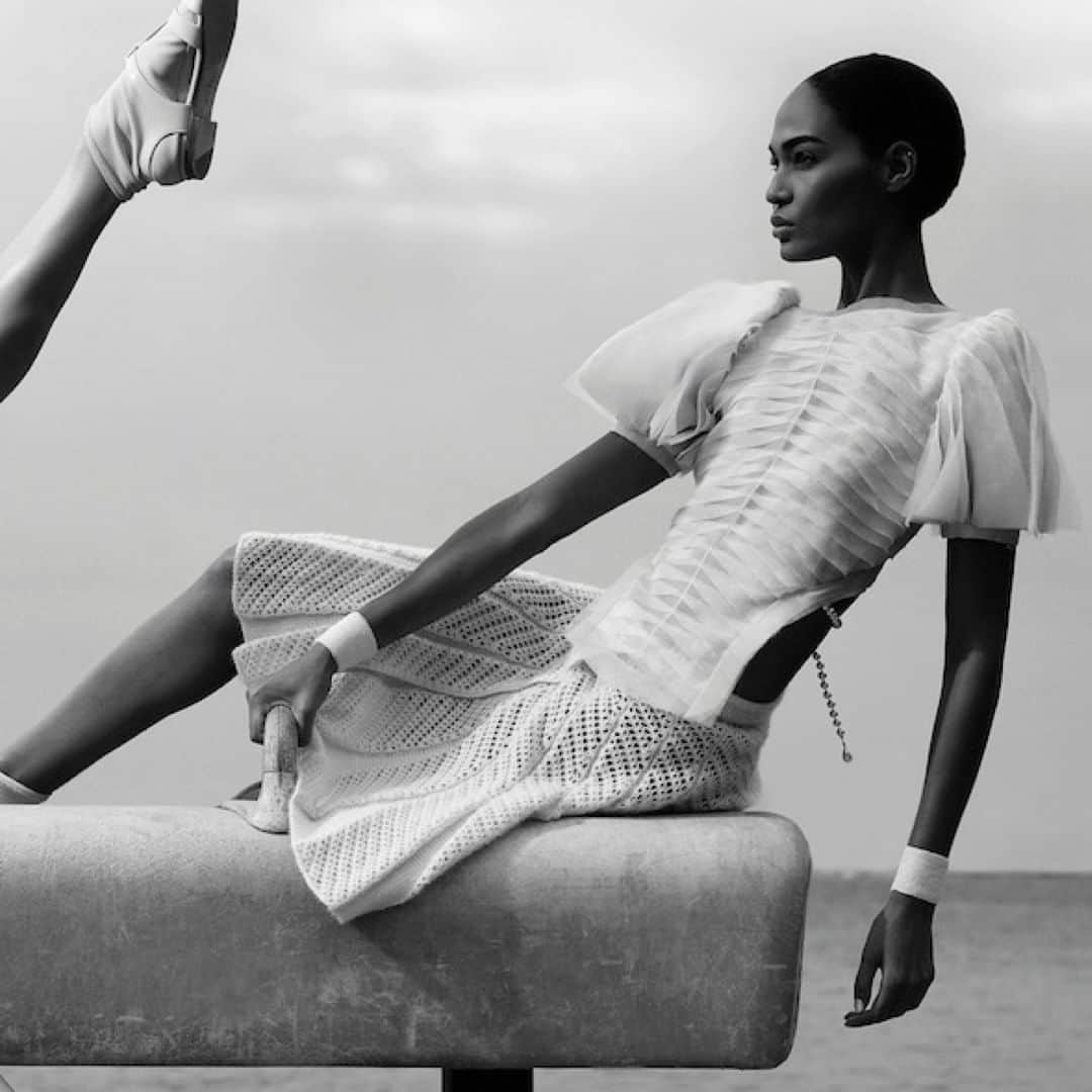 シャネルさんのインスタグラム写真 - (シャネルInstagram)「#CHANELHolidays, a summer retrospective. Photographed by Karl Lagerfeld in Antibes, starring @SaskiadeBrauw and @JoanSmalls. #CHANEL #SaskiadeBrauw #JoanSmalls © CHANEL Spring-Summer 2012」8月19日 18時09分 - chanelofficial