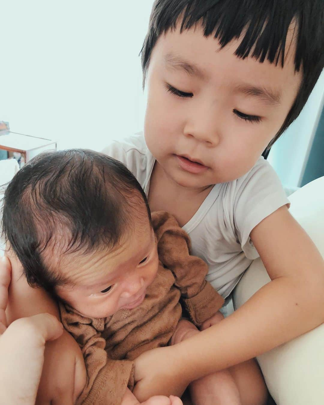 金子渚さんのインスタグラム写真 - (金子渚Instagram)「あっという間に1ヵ月👶🏻♡ . のーくんも少しずつ生活になれています。ちょっとだけ赤ちゃんがえりしているので禾との時間を多めに過ごすようにしてます。(抱っこして〜とかママがいい〜とか甘えてます)🌿 . きなりんはぽっちゃっとしてきました！」8月19日 18時19分 - nagisakaneko