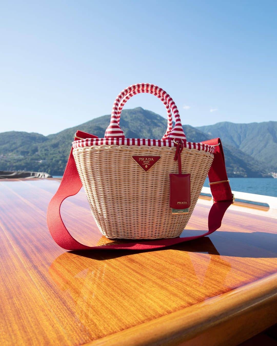 YOOX.COMさんのインスタグラム写真 - (YOOX.COMInstagram)「Throwback to my favourite little beach bag on my favourite little boat 😍 xx D 💗 Bag 👉🏻 Prada」8月19日 18時20分 - yoox