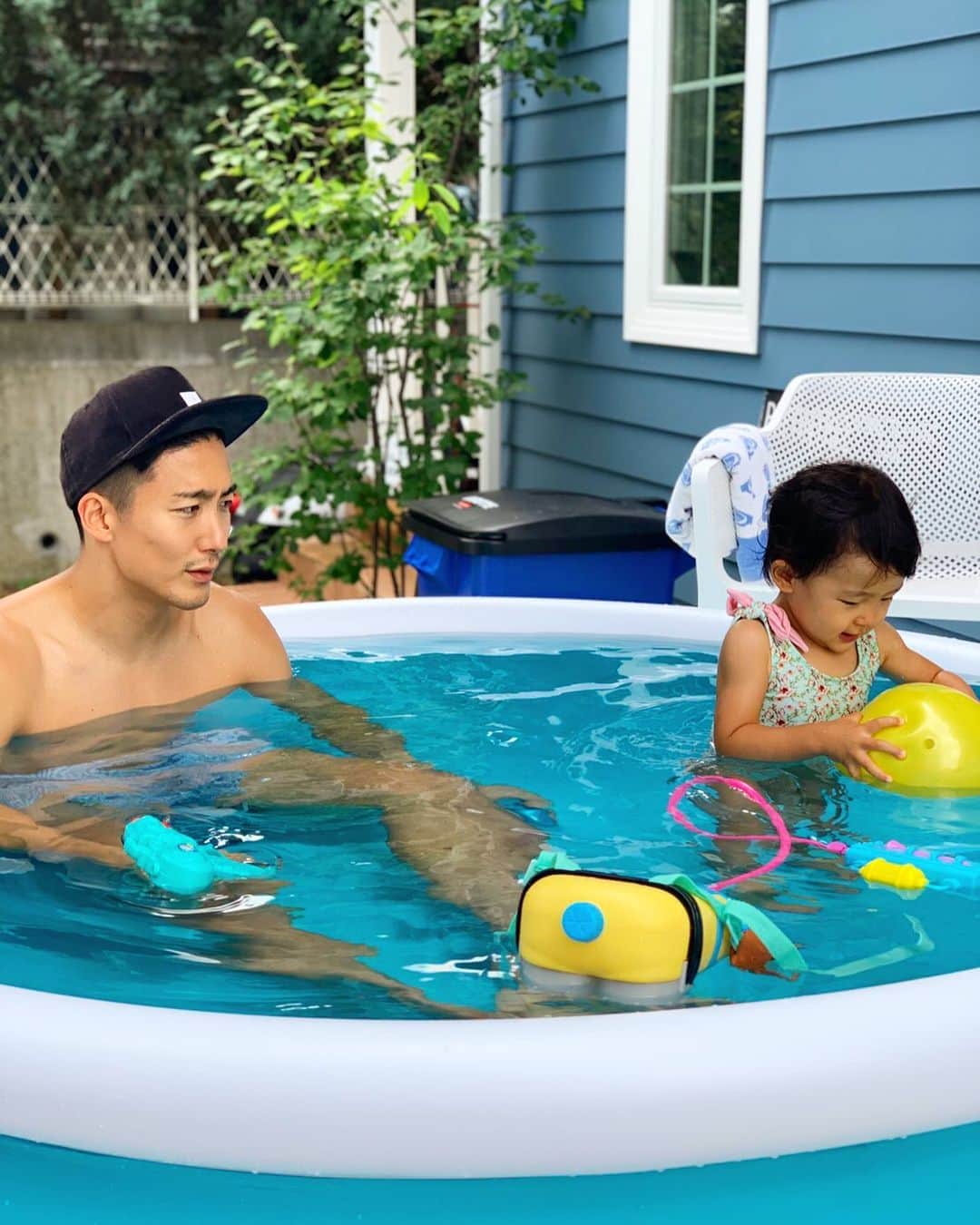 都倉賢のインスタグラム：「夏のオフはとにかく娘とプール😍」