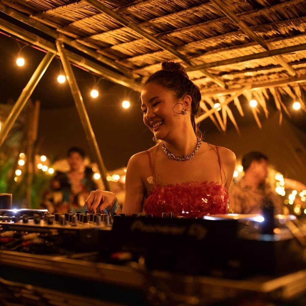 タイ国政府観光庁さんのインスタグラム写真 - (タイ国政府観光庁Instagram)「タイ最先端の音楽フェス「ワンダーフルーツフェスティバル」 @wonderfruitfestival . 音楽、アート、ライフスタイル、自然をテーマにしたタイ最大級の野外音楽イベント「Wonderfruit Festival（ワンダーフルーツ・フェスティバル）」が、パタヤの「The Fields at Siam Country Club」で、2019年12月12日(木)～16日(月)開催🎧✨ . 約39％オフの全日程通しチケット購入期限は9月3日（火）まで⚠️ . 会場内で宿泊のキャンピングサイトは大人気のため、予約はお早目に🏃‍♀️💨 . 2019年の見どころ、会場アクセス、チケット購入方法はストーリーで💡 @AmazingThailandJP  #Wonderfruit #wonderfruit2019 #タイ #パタヤ #ワンダーフルーツフェスティバル #音楽フェス #海外フェス #フェス好き #野外フェス #フェス好きな人と繋がりたい #ボヘミアン #musicfestival #amazingthailand #thaistagram #lovethailand」8月19日 18時15分 - amazingthailandjp
