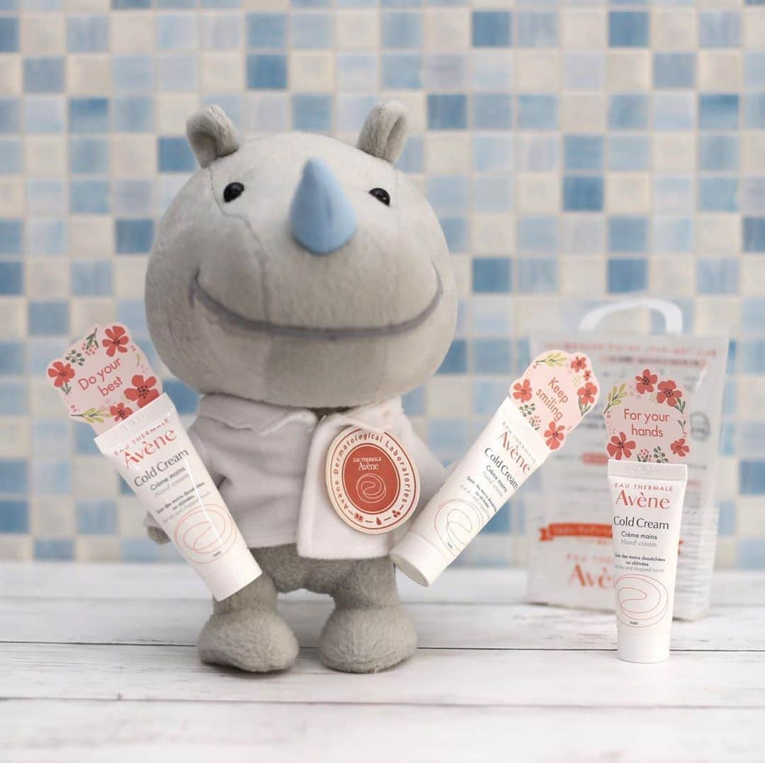 Eau Thermale Avène Japan アベンヌさんのインスタグラム写真 - (Eau Thermale Avène Japan アベンヌInstagram)「ポーチにin！「アベンヌ 薬用ハンドクリーム」ミニサイズ（10g）3個セットが、8月21日から限定発売されるよ～！ 乾燥や外部刺激から手肌をしっかりまもり、使うほどあれにくい手肌になるよ～♪ ※販売店舗が限られているためご注意ください  #アベンヌ #サイえんす #アベンヌ薬用ハンドクリーム #ForYourHands #DoYourBest #KeepSmiling #↑このシールの裏にメッセージが書き込めるんです」8月19日 18時17分 - eauthermaleavenejapan