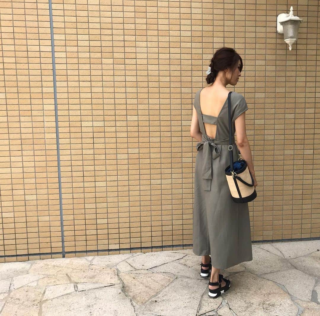 渡辺安里のインスタグラム：「暑いから後ろがあいちゃいました👗 #夏#夏服#ワンピース#名古屋#モデル#model#duna」