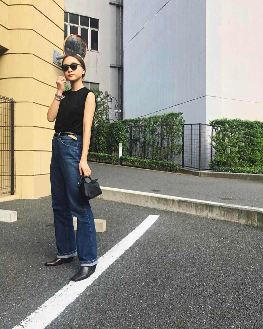 野尻美穂のインスタグラム：「今の時期、足元がブーツならトップスは軽くしたらバランス良しです。 スクエアトゥのブーツなのであえてデニムも大きめの517でメンズっぽくしております。  #untishold #boots #徐々に秋モード」