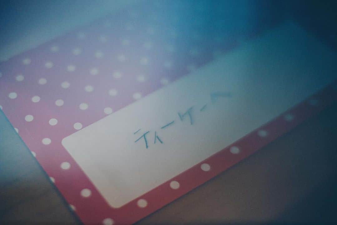 北嶋徹さんのインスタグラム写真 - (北嶋徹Instagram)「デスクに置いてある小学校2年生の子が書いてくれた手紙。「スパイダーバースの歌を聞いたしゅんかん死にそうになりました」なんて可愛い。そんな誰かのしゅんかんの為に音楽を作っています。ありがとう。そして今ティーケーは歌詞を書きながら死にそうになってます☺️」8月19日 18時24分 - tk_snsfakeshow