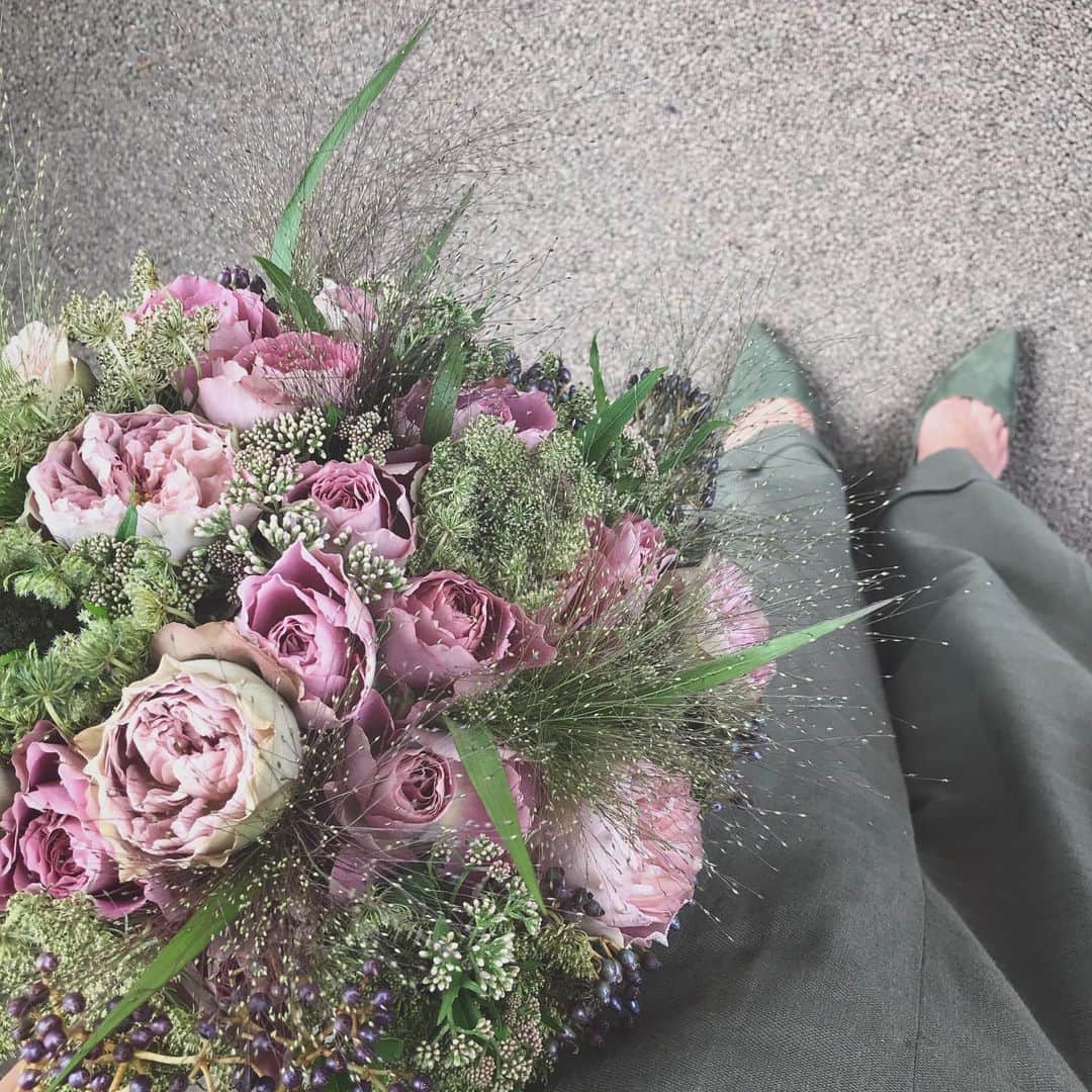 畑野ひろ子のインスタグラム：「デリバリーフラワー。 @willgarden_official  #flower #flowers #bouquet #willgarden」