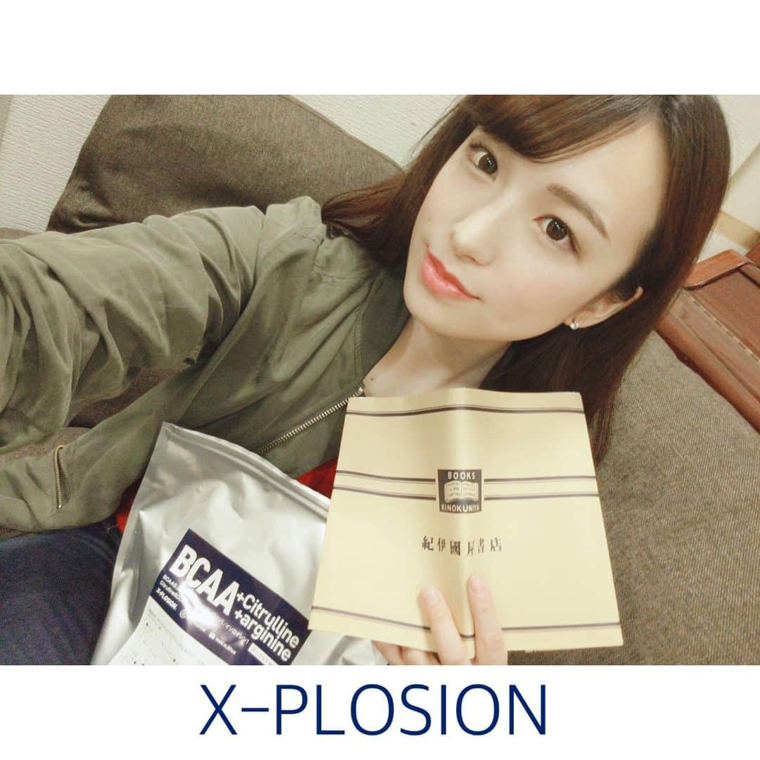 X-PLOSIONさんのインスタグラム写真 - (X-PLOSIONInstagram)「【BCAA】集中力を長く保つために ． こんにちは！エクスプロージョンです！ ． 先週の土曜日にノーギアのデッドリフト160kg挙がりました♪（自己ベスト） ビデオカメラで撮ったので、凄く画質が悪いです... ごめんなさい😢 ． 私の今年の目標はノーギア160kgだったので 次は170kgを目標に頑張ります🙌(今年中に...) ． ． 最近読みたい本がたくさんあるのですが、今週中に読まなければならない本（自分で勝手に決めた課題）が700ページぐらいあって「早く読んでしまおう！」と頑張っています。笑 ． 大体1時間ぐらいすると集中力が切れてくるのですが、 一旦読むのを止めてBCAA飲んでまた読み始めると、 また1時間ぐらいは頭に入ってくるような感じで読むことができます😌 ． 最近学生さんとお話していて、卒業論文や夏休みの宿題が残っていると聞いたのでBCAAをオススメしたいなと思いました✨ ． 勉強の前や読書の前などにBCAAを飲むと集中力が続くので、ぜひ試してみて下さい♪ ． ． いいねやコメント、ストーリーへの掲載お願いします！ いつもありがとうございます♪ . ． 次の投稿もお楽しみに… . #エクスプロージョン#xplosion  #エクスプロージョンプロテイン  #プロテイン #ホエイプロテイン #タンパク質 #プロテイン女子 #bcaa #アミノ酸 #ボディビル #筋肉 #筋肉女子 #筋トレ #筋トレ女子 #マッチョ #ムキムキ  #ダイエッター  #トレーニング #training #筋トレ動画 #トレーニング動画  #デッドリフト #サプリ  #デッドリフト動画 #ヨーグルト #勉強 #レポート #大学生 #読書  #集中力」8月19日 18時30分 - x_plosion_protein