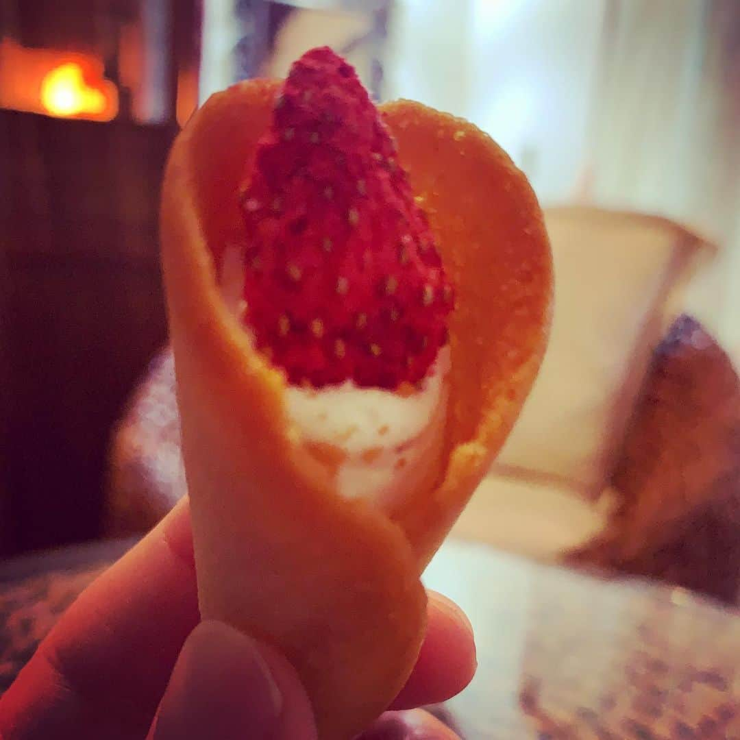 Yuka Mukaibayashiさんのインスタグラム写真 - (Yuka MukaibayashiInstagram)「インスタ映えしそうなお菓子をいただきました❣️ . とても人気だそうで、並んで買って来てくださいました。 . ありがとうございます🙏🏻💕 . せっかくなのでアップしようと撮ってみましたが . 撮る人が私なので、こんな感じ。。。 . 小さな花束をイメージだそうです . クリームにイチゴをチュイールで巻いてある、なんとも愛らしいお菓子^_^ . 美味しかったですよ〜 . . . 身体のゆがみを正すと、肌まで美しくなる . 肌と身体に効くエステ . 大垣 エステるあん . ブログとホームページはこちら ご覧ください♪ . ✨esthe Ruang ブログ https://ameblo.jp/ruang-esthe . ✨esthe Ruang HP http://ruang.jimdo.com . #エステるあん #大垣市 #タルミ #ほうれい線 #まぶたの下り #フェイシャル #プライベートサロン #完全予約制 #アンチエイジング #笑顔 #Ｏ2クラフト #ミレイ #高濃度酸素オイル #疲労回復 #小顔効果  #パワーレメディ #バランスリフト #肩こり #首こり #背中が重い #リフトアップ #女子力アップ  #むくみ #スッキリ」8月19日 18時30分 - ruang2013510