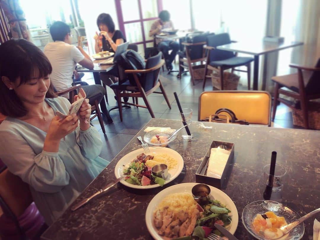 黒澤詩音のインスタグラム：「*﻿ ﻿ 少し前に、田野辺実鈴さんとランチをしました💕﻿ ﻿ ﻿ シャキット！でご一緒させていただいていた頃から、実鈴さんのことが大好きで♡﻿ ﻿ 朝の番組のため、まだお外が真っ暗な中（もはや深夜？）からひたすら実鈴さんに話しかけてお相手していただいていました💕笑﻿ 今思えばなんとも騒がしかったと反省💦それでもにこやかにいつもお話してくださっていました❤️﻿ ありがとうございます😊﻿ ﻿ ﻿ 番組卒業後の今でも仲良くしていただいていて、﻿ この日も沢山お話ができてとっても楽しい一日でした✨﻿ ﻿ 美味しい＆可愛いランチをご馳走になり、﻿ 可愛いプレゼントまでいただいてしまい、﻿ 感謝しかありません…🙇‍♀️！﻿ ﻿ ﻿ 最近実鈴さんがはじめられた @doll_chan_kawaii  がとっても可愛らしいので皆さんも是非ご覧になってみてください💓﻿ ﻿ ﻿ ﻿ #田野辺実鈴 アナウンサー﻿ #シャキットファミリー #シャキット﻿ ﻿」