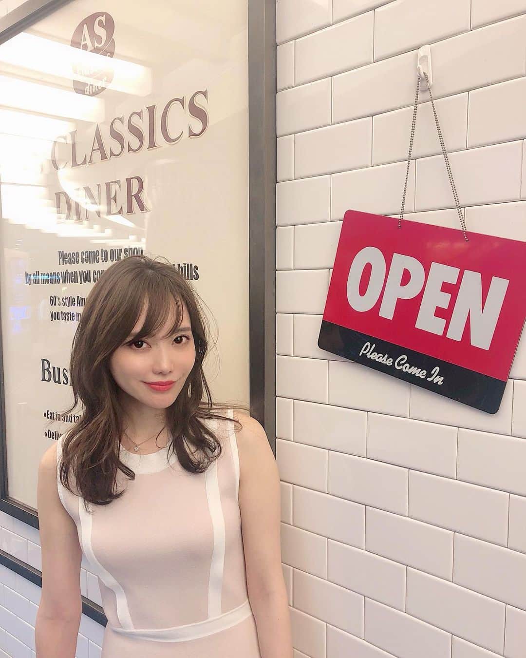 のインスタグラム：「AS CLASSICS DINER！ 六本木ヒルズの中で一番好きなバーガー屋さんへ🍔 #ハンバーガーグランプリ の限定バーガー食べれなかったのが悔しみ🥺 サーモンピンクのお洋服は @doublestandard_official です👗  #六本木ヒルズ#グルメ#asclassicsdiner #ランチ#ハンバーガー」