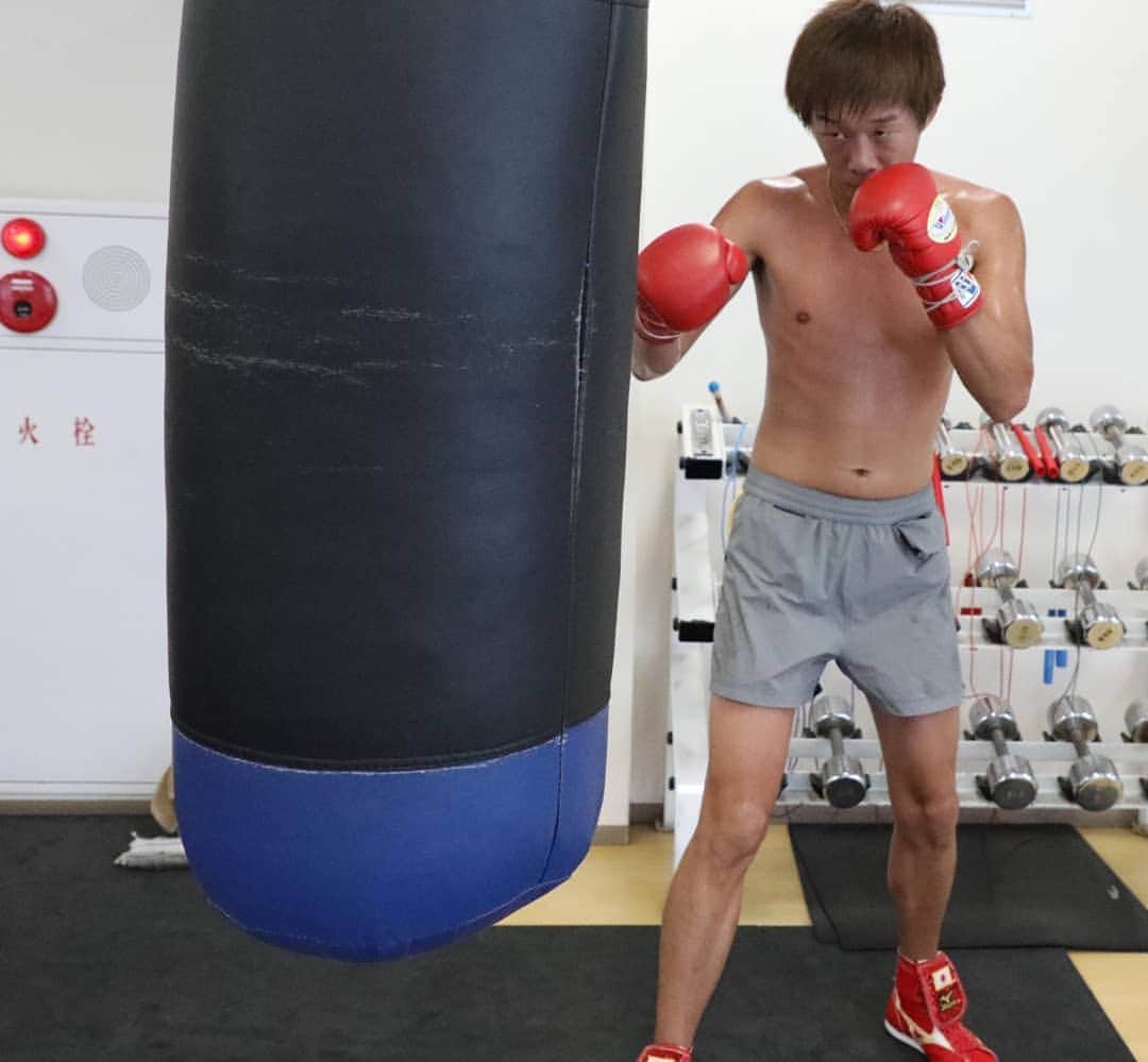 清水聡さんのインスタグラム写真 - (清水聡Instagram)「右ボディー！ 最近エアコン付いてても暑すぎるので上半身裸で練習してます♪ #ボクシング#boxingtraining #boxing #sport #sports」8月19日 18時32分 - satoshishimizu0313