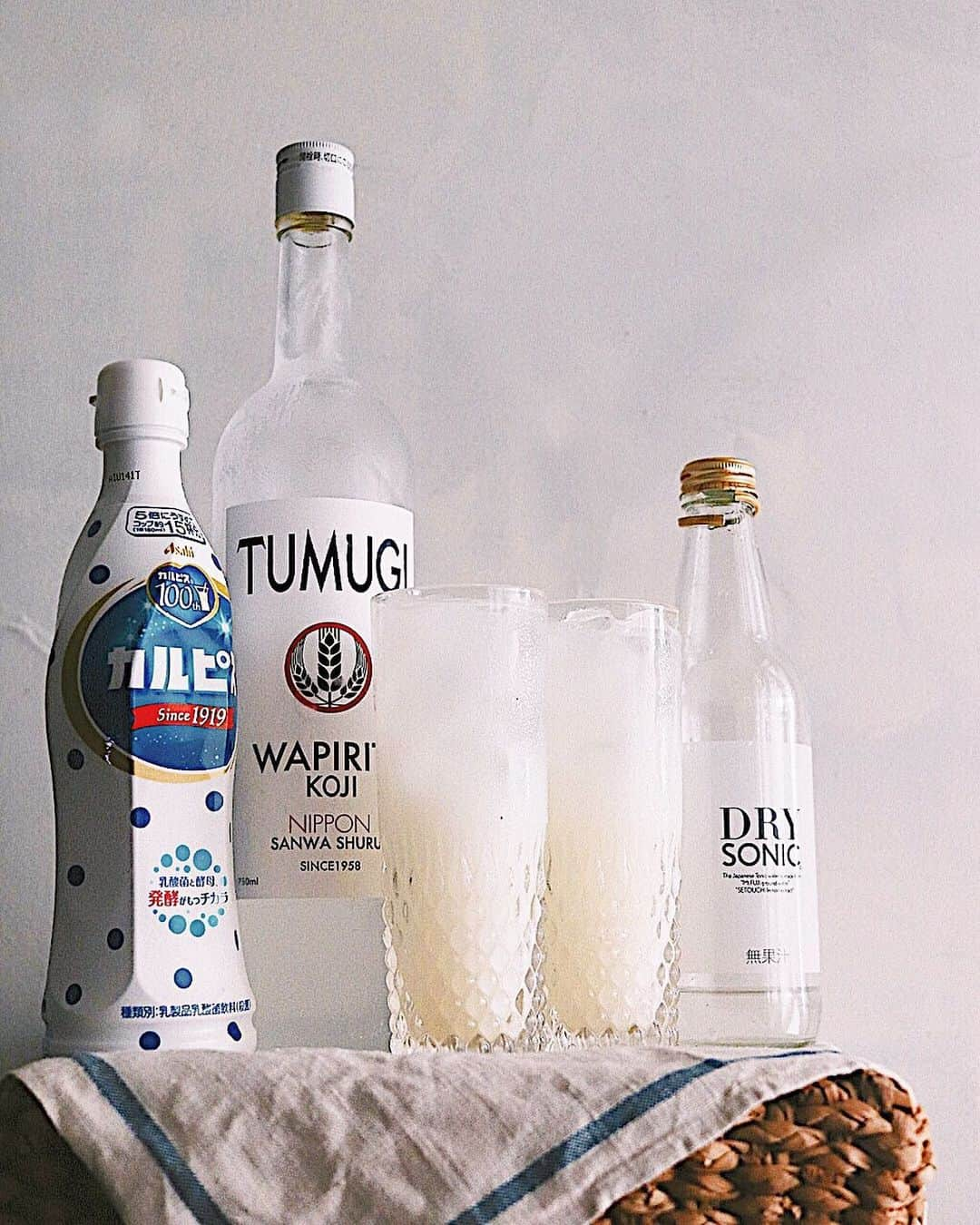 樋口正樹さんのインスタグラム写真 - (樋口正樹Instagram)「Calpis Koji Sour . 麹菌  乳酸菌と  微炭酸。 8月19日は #俳句の日 @wapirits.tumugi . . #カルピスサワー #カラダにピース #麹菌 #乳酸菌 #夏の風物詩 #TUMUGI #wapiritsTUMUGI #wapirits #Kojisour #Cozysour #発酵 #麹 #三和酒類 #ミクソロジー #スピリッツ #和ピリッツ #宇佐 #Mixologyart #madeinjapan #mixology #cocktail #mixologyst #madeincocktails」8月19日 18時32分 - higuccini