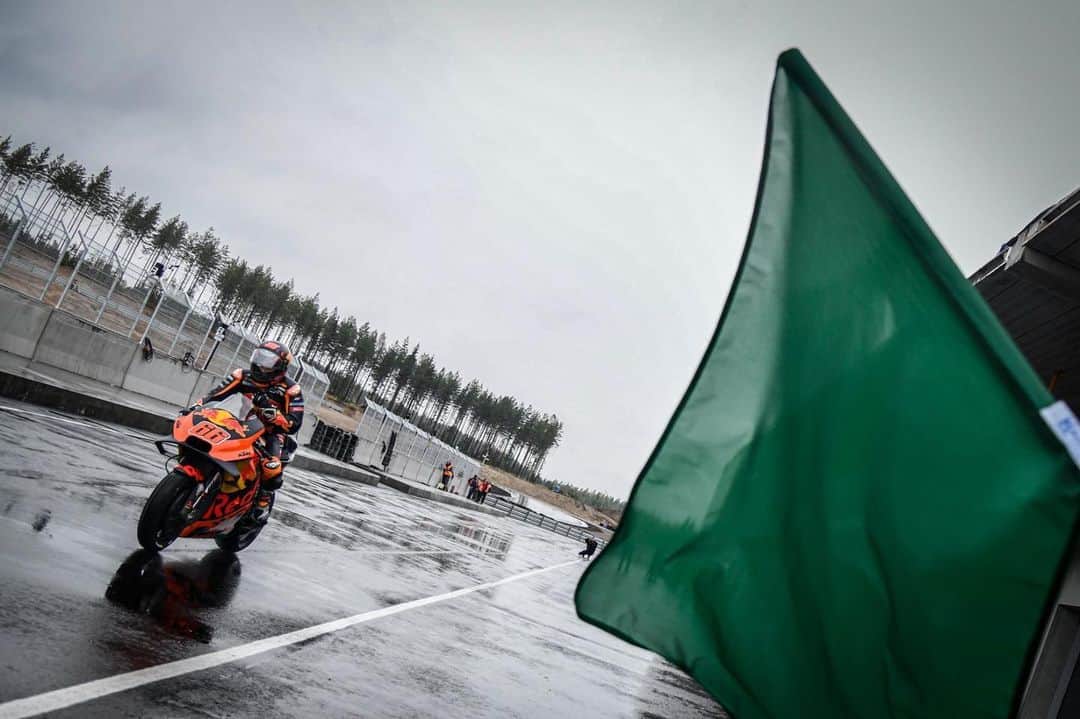 MotoGPさんのインスタグラム写真 - (MotoGPInstagram)「Time to test the brand new track ✊💨 // @mikakallioofficial is the first #MotoGP test rider to head out on track at the KymiRing 🇫🇮 in wet conditions 🌧#FinlandTest #Motorcycle #Racing #Motorsport」8月19日 18時33分 - motogp