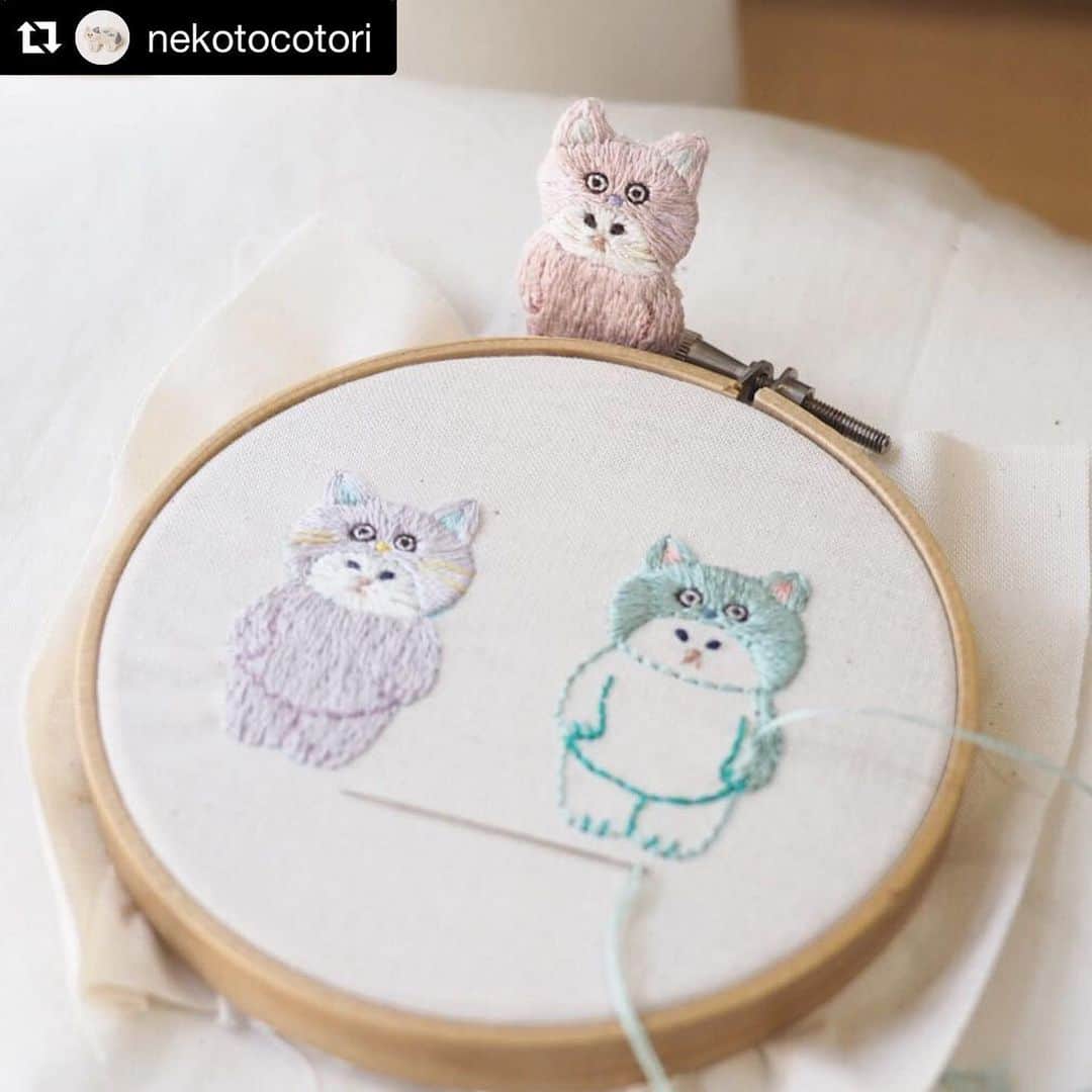 ねこさんのインスタグラム写真 - (ねこInstagram)「@nekotocotori さんの詩集ブローチは、こうやってひと縫いひと縫い丁寧に縫われてるんだなぁ~✨とっても繊細で細やかな刺繍にいつも惚れ惚れしてしまいます🥰🙏🏻❣️ 札幌大丸で開催中のNEKONOBAでは残りわずかとなっております🧸⭐️ 全て一点物、心が込められた、とても温かみのある作品です💓ぜひこの機会にgetしてくださいねん😚🌷❤️ #Repost @nekotocotori with @get_repost ・・・ 《仲間の誕生を見守るねこ》 : #刺繍 #手刺繍 #ハンドメイド #猫雑貨 #てづくり #猫 #handmade #ねこ #刺繍ブローチ #猫刺繍ブローチ #刺繍アクセサリー #embroidery #ブローチ #nekotocotori  #brooch」8月20日 4時00分 - neko_magazine
