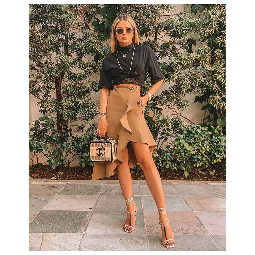 Schutzのインスタグラム：「SPOTTED: @thassianaves just looking stunning 🖤 #schutzsummer #highheels」