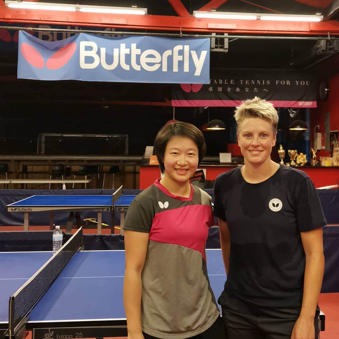 マチルダ・エコームのインスタグラム：「Finished a fun but 😅 session with Wang Xinyue! @butterflyttofficial #butterflyofficial #pingpong #tabletennis #athlete #womeninsport」