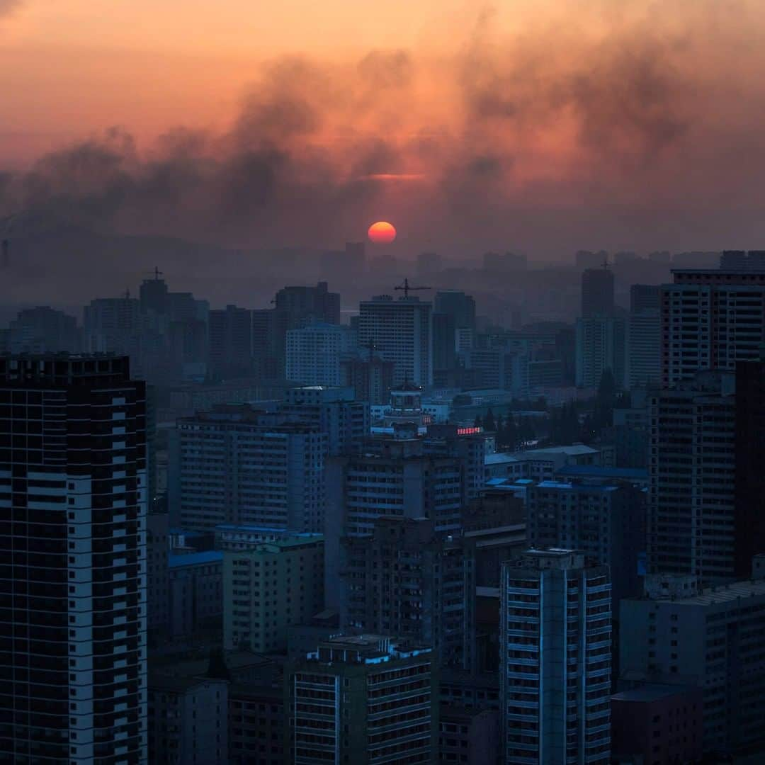 National Geographic Travelさんのインスタグラム写真 - (National Geographic TravelInstagram)「Photo by David Guttenfelder @dguttenfelder | The sun sets over the North Korean capital Pyongyang along the Taedong River. Please follow me, @dguttenfelder, for an inside look at North Korea, where I have been traveling and photographing for the past 19 years.」8月20日 4時07分 - natgeotravel