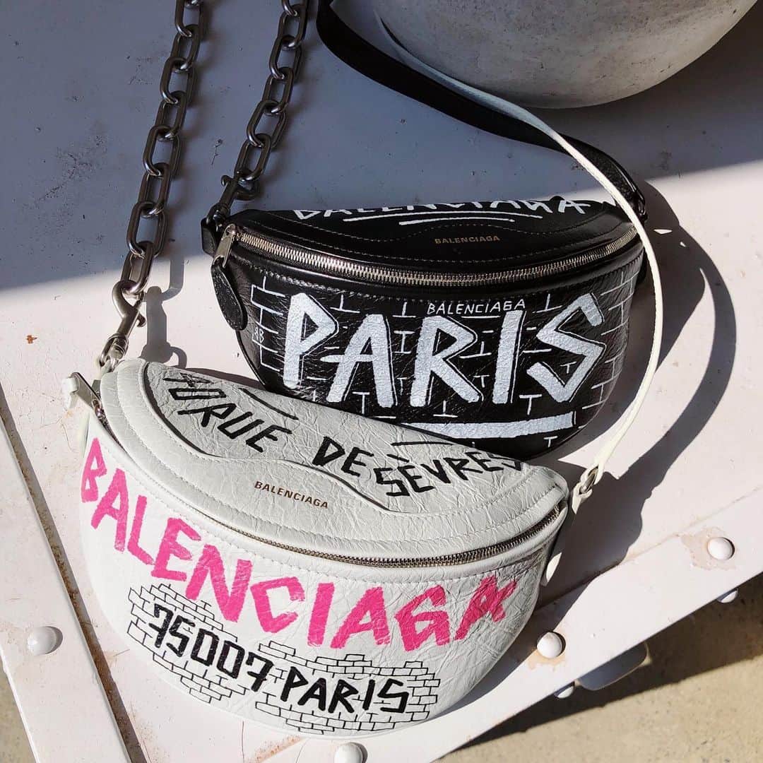 Bergdorf Goodmanさんのインスタグラム写真 - (Bergdorf GoodmanInstagram)「BAG AND CHAIN ⛓ The latest belt bags from @balenciaga are infused with graffiti and make a major impact. Available now in store on the Main Floor and online at BG.com. #BGInTheBag」8月20日 4時09分 - bergdorfs