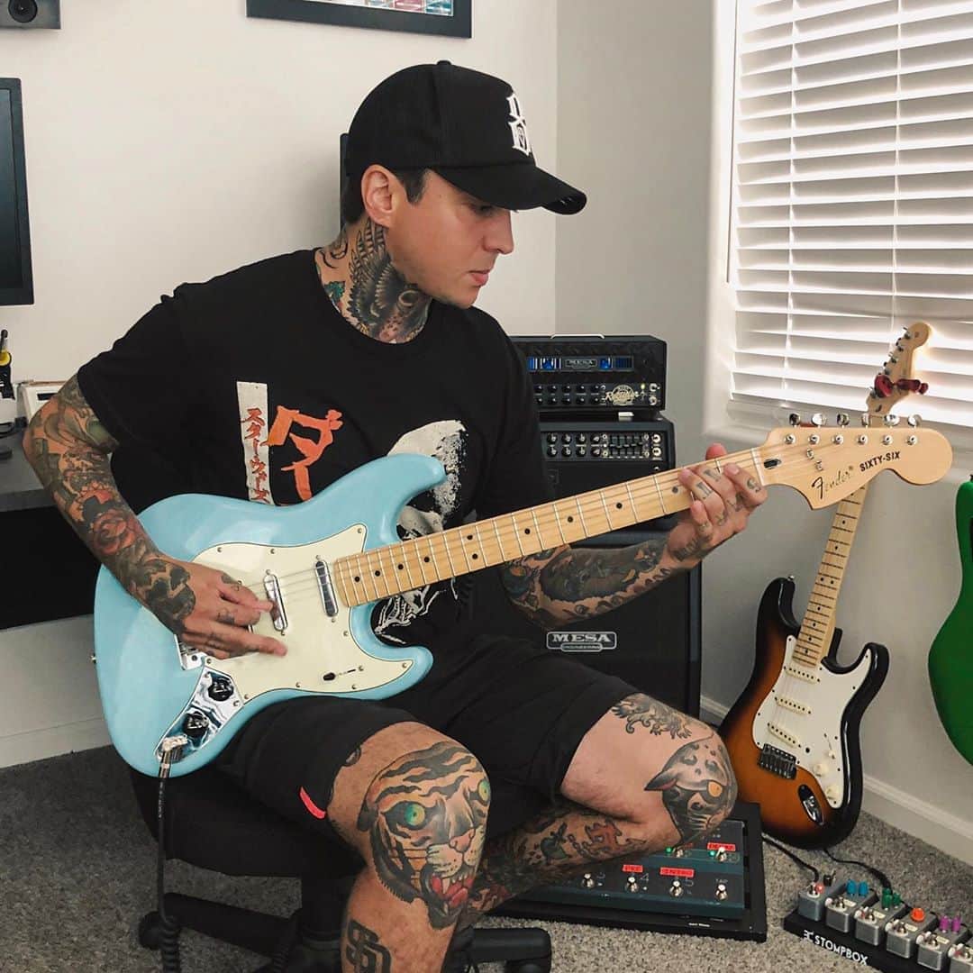 トニー・ペリーのインスタグラム：「In love with this new body shape! Can’t wait to record with this thing! Thank you so much @fenderbilly and @fender 🤘」