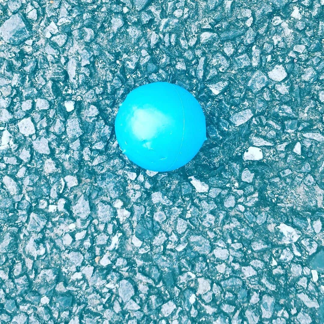 中野敬久さんのインスタグラム写真 - (中野敬久Instagram)「#落し物 #ボール #ball #lost #street #blue #found」8月20日 4時13分 - hirohisanakano