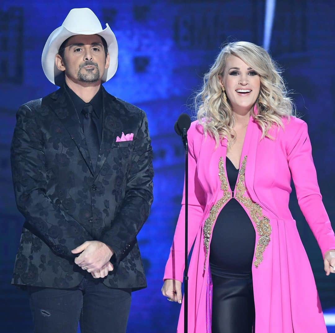 E! Onlineさんのインスタグラム写真 - (E! OnlineInstagram)「For the first time in 11 years, Brad Paisley will not be hosting the #CMAawards and Carrie Underwood will instead be joined by Dolly Parton and Reba McEntire. (📷: Getty Images)」8月20日 4時16分 - enews