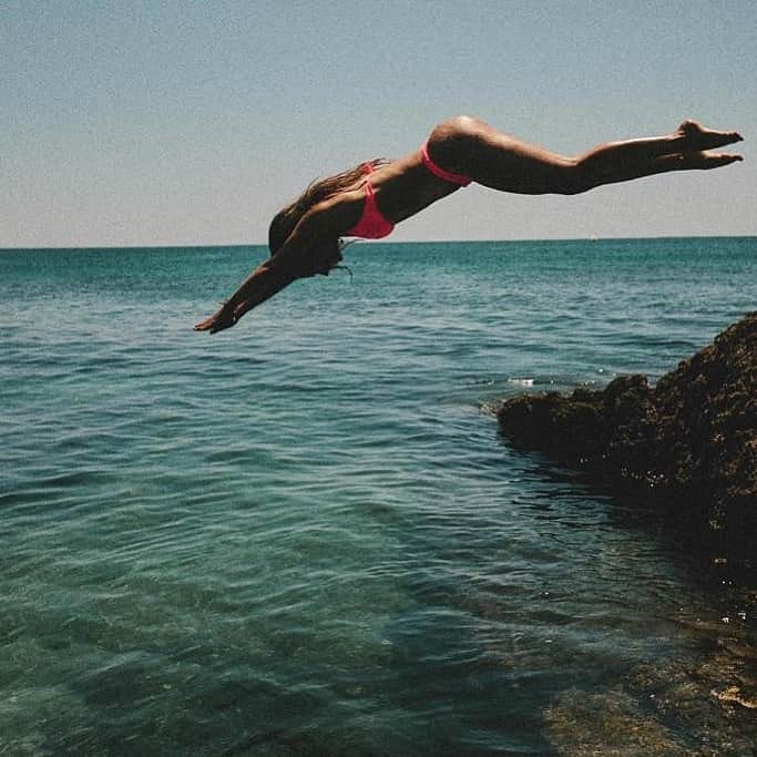 CALZEDONIAさんのインスタグラム写真 - (CALZEDONIAInstagram)「Ready to dive in 3,2,1 ... go! Let us see your summer dive with the hashtag #CLZdivingChallenge!」8月20日 4時17分 - calzedonia