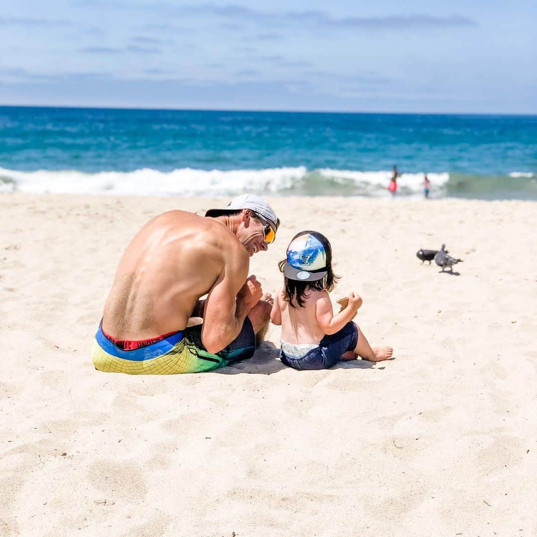 クリスティン・ヒルデブランドのインスタグラム：「Took these Thursday when we went to visit dada at work. Swipe for the sweetest lil video of all time 🥰 I beyond treasure these moments. Anyone know how to stop time? I don’t want my baby to grow up. 😢」
