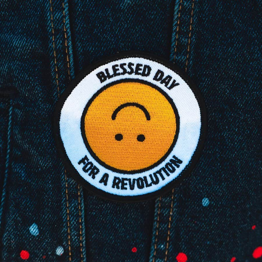 Levi’sさんのインスタグラム写真 - (Levi’sInstagram)「It’s a blessed day for a revolution. We partnered with @hulu to create #HandmaidsTale themed patches. Join the resistance today at a Levi’s® Tailor Shop and grab your patch. Free while supplies last ✊ Link in bio to find a tailor shop near you.」8月20日 4時29分 - levis