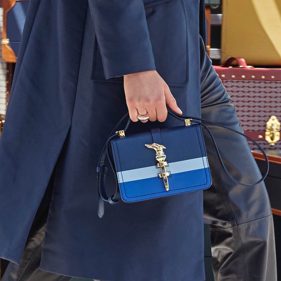 のインスタグラム：「The elegance of the Greyhound. Discover on Trussardi.com the Trussardi Cacciatora bag in this small version featuring the iconic greyhound as a thin closure.  #Trussardi #TrussardiBags」