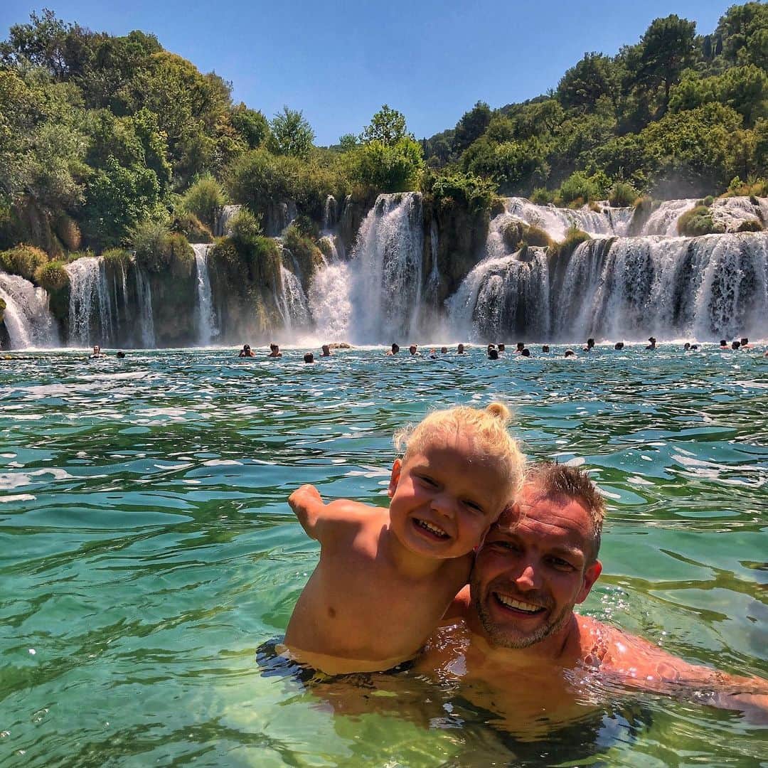 Inger-Lise Lillerovdeさんのインスタグラム写真 - (Inger-Lise LillerovdeInstagram)「Krka National Park 🌿 Vi hadde en fin fin dag i denne vakre nasjonalparken da vi var på ferie i Croatia 👌🏼Her hjemme plasker det nå, så da er det fint å mimre tilbake til sol, sommer og fine ferieminner! Bla om du ønsker å se mer fra den fine parken. Ønsker deg en fin kveld 🌿 . . . #vacation #ferie #croatia #kroatia #visitcroatia #krka #krkawaterfalls #krkanationalpark #lovecroatia #croatiatravel #travelblogger #ingerliselilletravels #by_ingerliselille #travel #travels #summer #hrvatska #summer #sommer #ferieminner」8月20日 4時36分 - ingerliselille