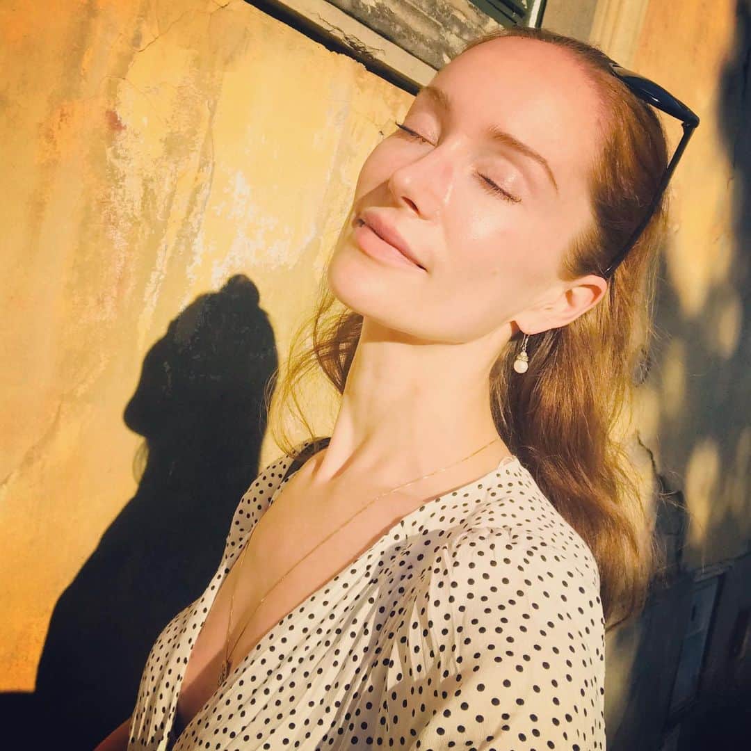 ロッテ・ヴァービークさんのインスタグラム写真 - (ロッテ・ヴァービークInstagram)「These warm colored walls and the glow of the late afternoon Tuscany summer sun just make me wanna... close my eyes in a selfie cause i am still a lighteyed ginger 😆👩🏻‍🦰☀️ #gingers」8月20日 4時38分 - lotteverbeek