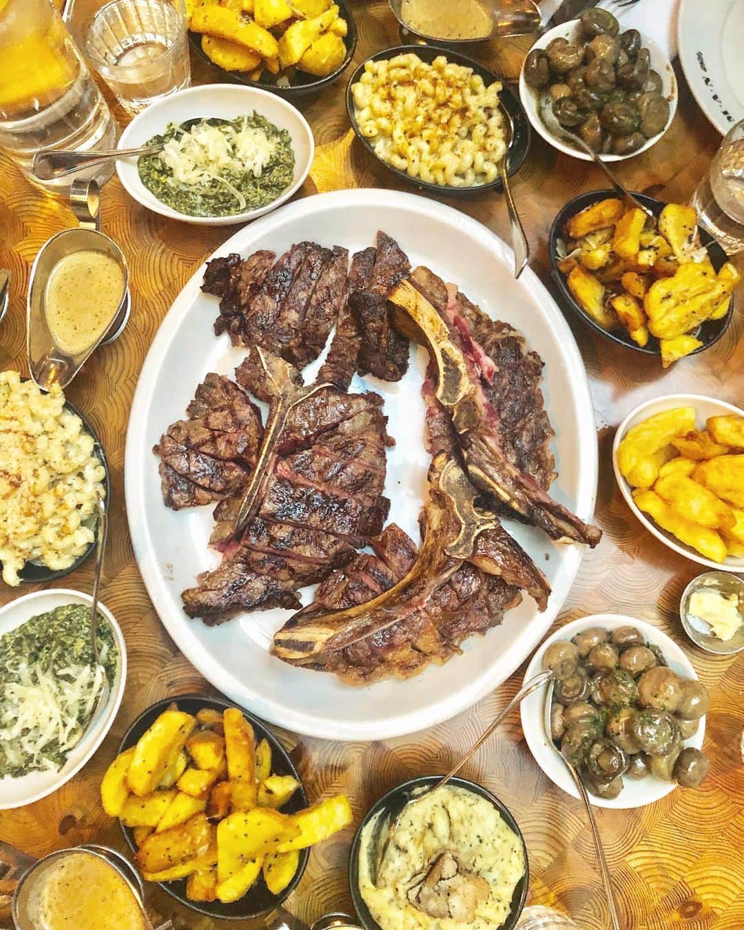 Eat With Steph & Coのインスタグラム：「Still deciding on where to go for the upcoming Monday bank holiday? Well... there’s a mouth-watering steeeeeak waiting to be eaten at @goodman_london. Went there for my brother’s graduation - great place to celebrate (not an invite// favourite steakhouse). :) 📷: @mchan4b  #steak #macandcheese #chips #truffledfries #truffle #toplondonrestaurants #foodstagram #spread 😍」