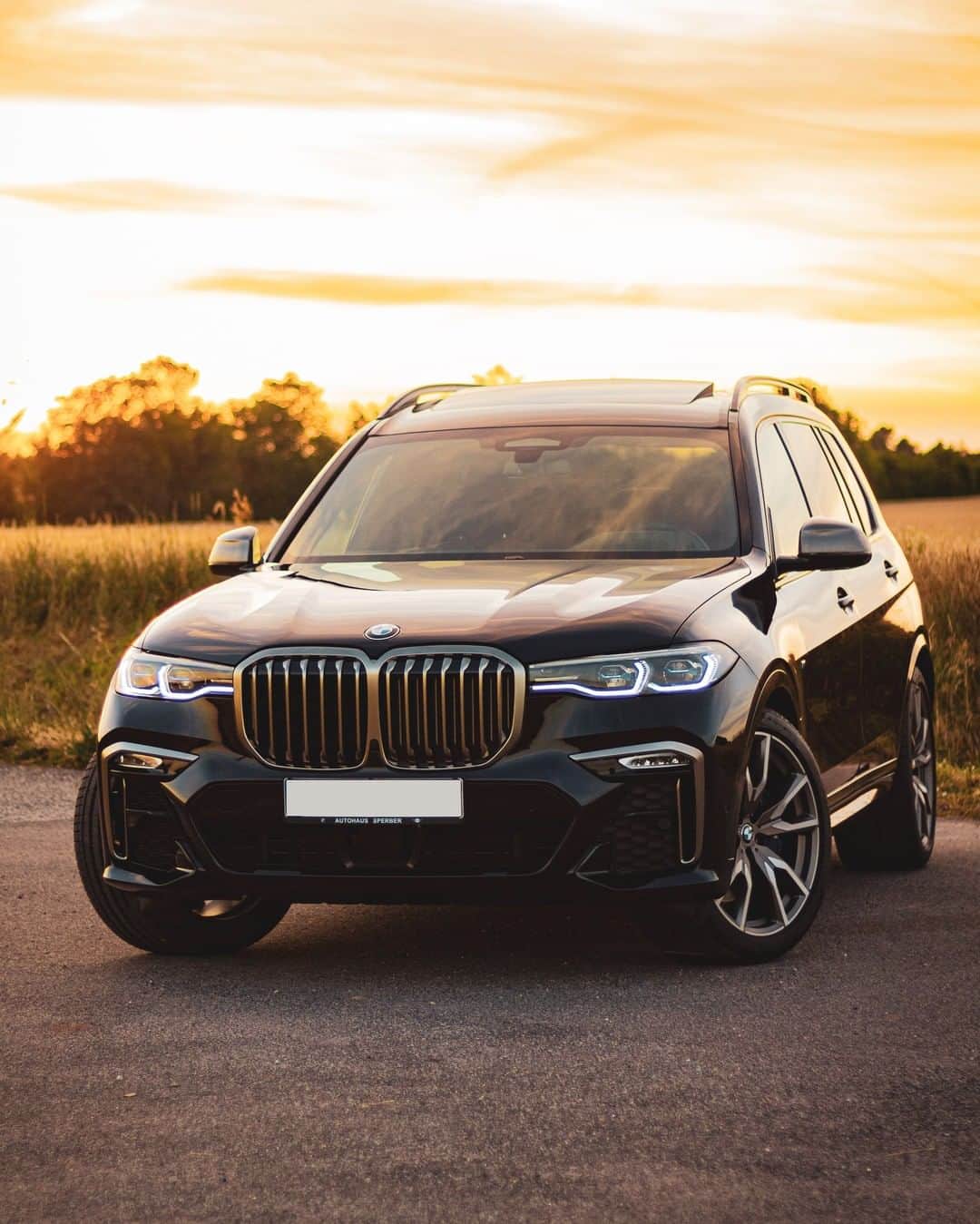 BMWのインスタグラム：「Just another perfect day. The BMW X7. #TheX7 #BMW #X7 #BMWrepost @ptshlm  __ BMW X7 M50d: Fuel consumption in l/100 km (combined): 7.4 – 7.1. CO2 emissions in g/km (combined): 193 – 186.  Acceleration (0-100 km/h): 5.4 s. Power: 294 kW, 400 hp, 760 Nm. Top speed (limited): 250 km/h.  The values of fuel consumptions, CO2 emissions and energy consumptions shown were determined according to the European Regulation (EC) 715/2007 in the version applicable at the time of type approval. The figures refer to a vehicle with basic configuration in Germany and the range shown considers optional equipment and the different size of wheels and tires available on the selected model. The values of the vehicles are already based on the new WLTP regulation and are translated back into NEDC-equivalent values in order to ensure the comparison between the vehicles. [With respect to these vehicles, for vehicle related taxes or other duties based (at least inter alia) on CO2-emissions the CO2 values may differ to the values stated here.] The CO2 efficiency specifications are determined according to Directive 1999/94/EC and the European Regulation in its current version applicable. The values shown are based on the fuel consumption, CO2 values and energy consumptions according to the NEDC cycle for the classification. Further information on official fuel consumption figures and specific CO2 emission values of new passenger cars is included in the following guideline: 'Leitfaden über den Kraftstoffverbrauch, die CO2-Emissionen und den Stromverbrauch neuer Personenkraftwagen' (Guide to the fuel economy, CO2 emissions and electric power consumption of new passenger cars), which can be obtained free of charge from all dealerships, from Deutsche Automobil Treuhand GmbH (DAT), Hellmuth-Hirth-Str. 1, 73760 Ostfildern-Scharnhausen and at https://www.dat.de/co2/.」