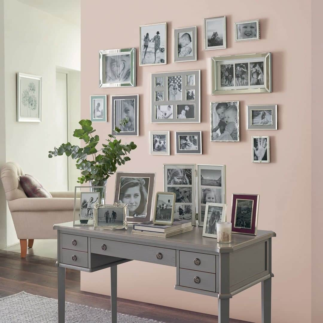 ローラアシュレイさんのインスタグラム写真 - (ローラアシュレイInstagram)「Guilty of not developing your photos any more? You're not the only one. Use #WorldPhotographyDay as your excuse to print and display your favourite memories with beautiful picture frames.」8月20日 5時05分 - lauraashleyuk